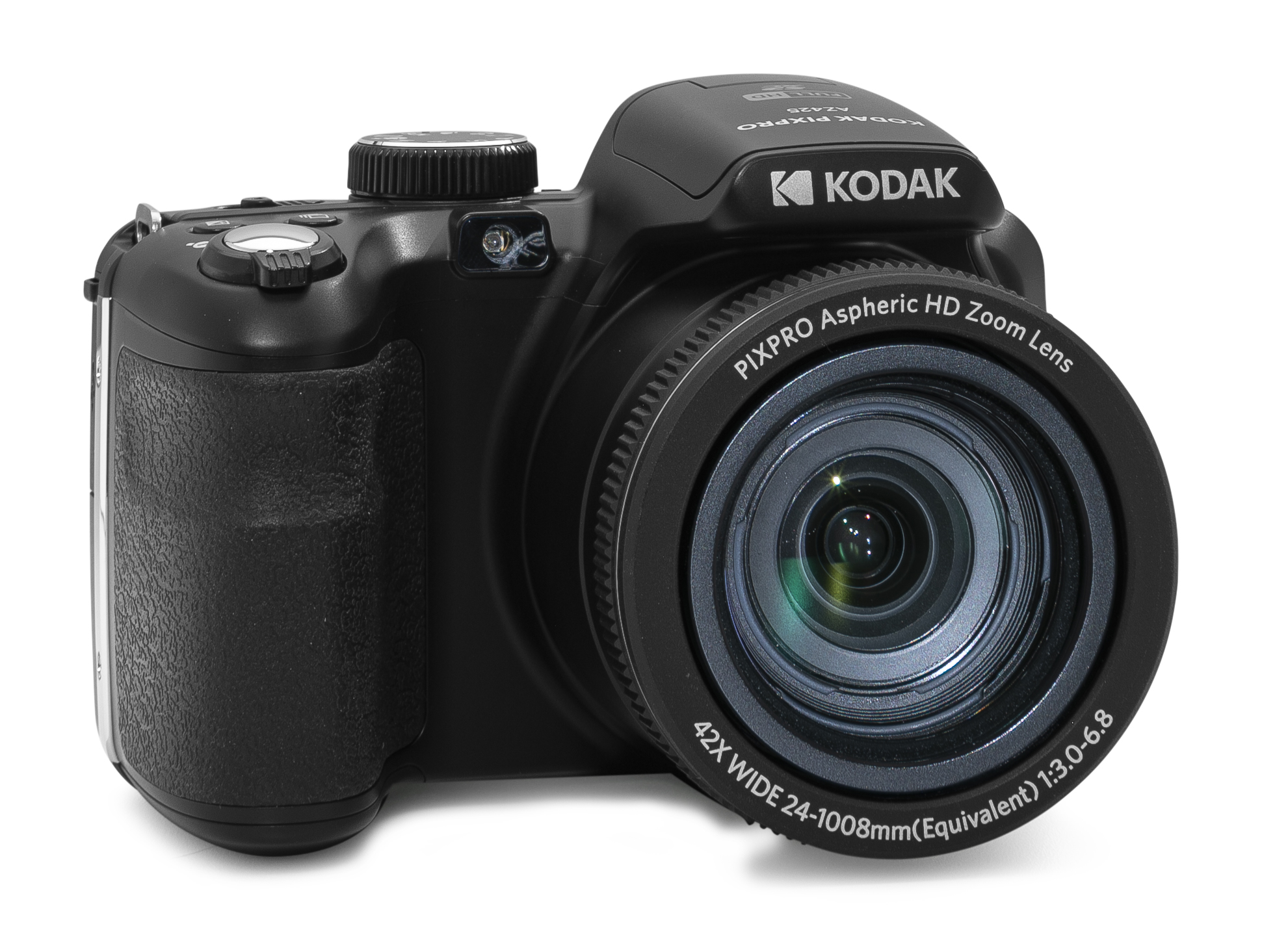 Beyaz zemin üzerinde siyah bir Kodak Pixpro AZ425 fotoğraf makinesi. Bir lensi, flaşı ve çeşitli düğmeleri var. Marka adı görünür.