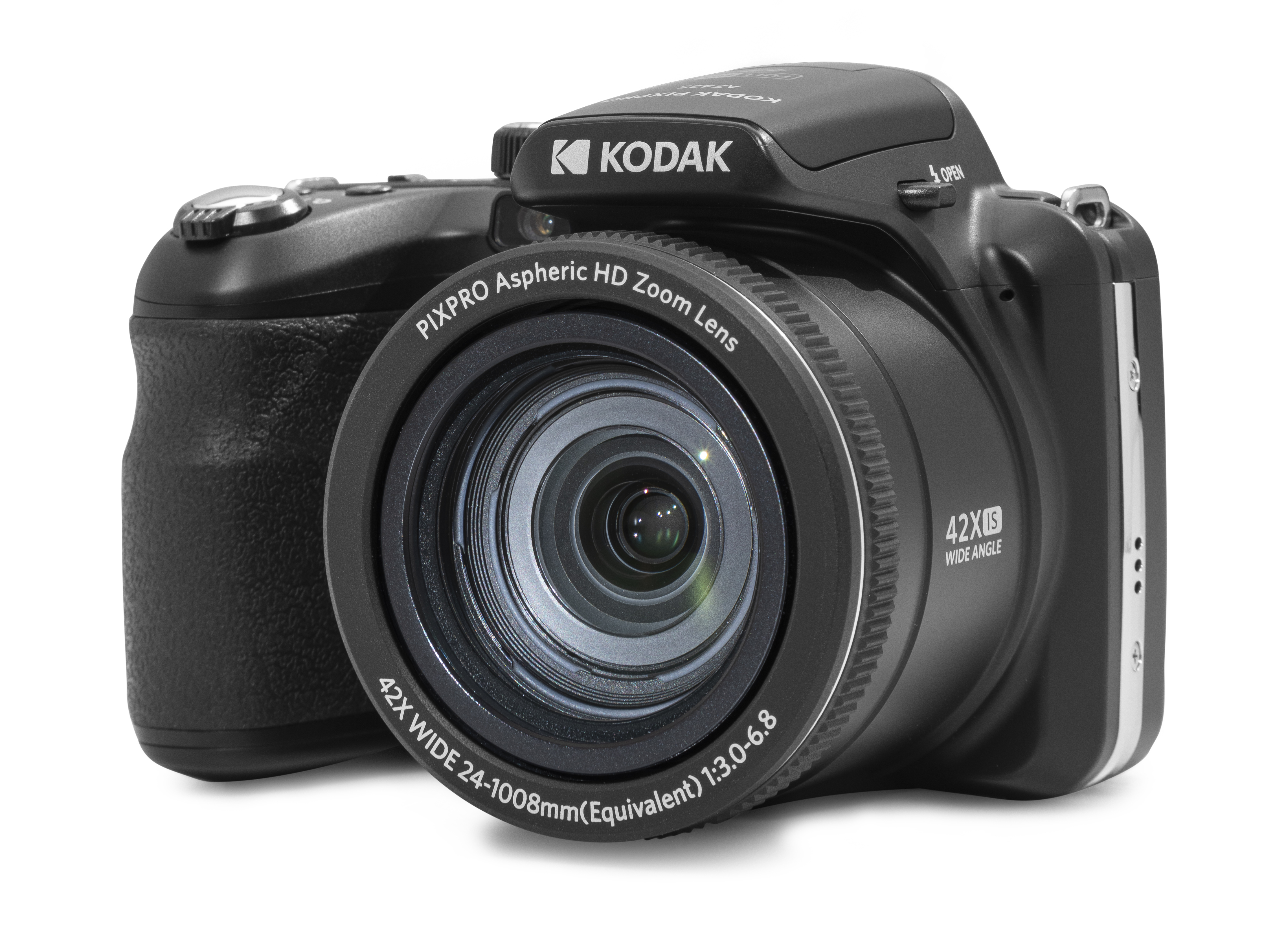 Siyah bir Kodak Pixpro kamera. Büyük bir lensi ve birkaç düğmesi var. Arka plan beyaz.