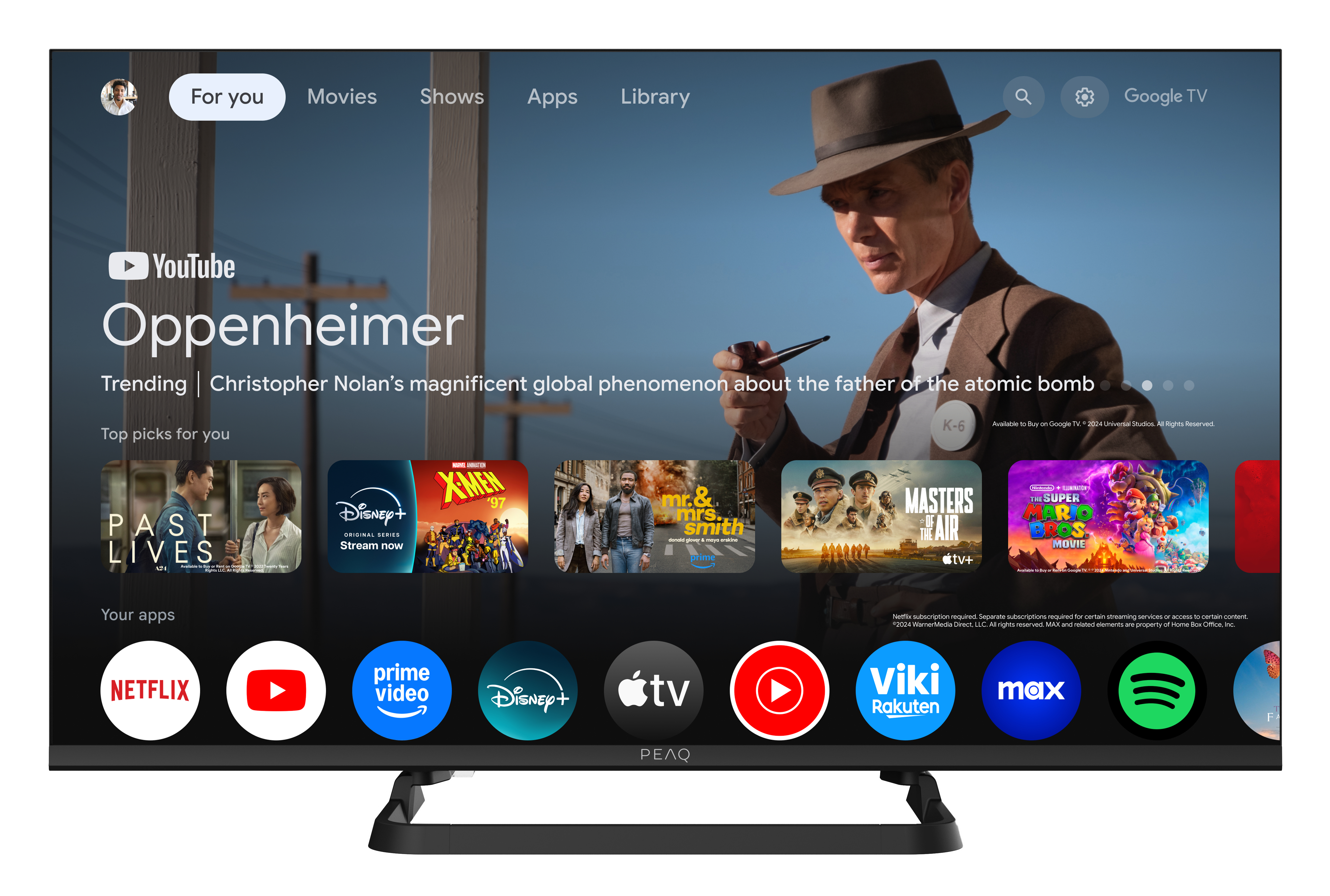Fernsehbildschirm mit 'Oppenheimer' und Film-Apps. Ein Mann mit Hut schaut nach unten.