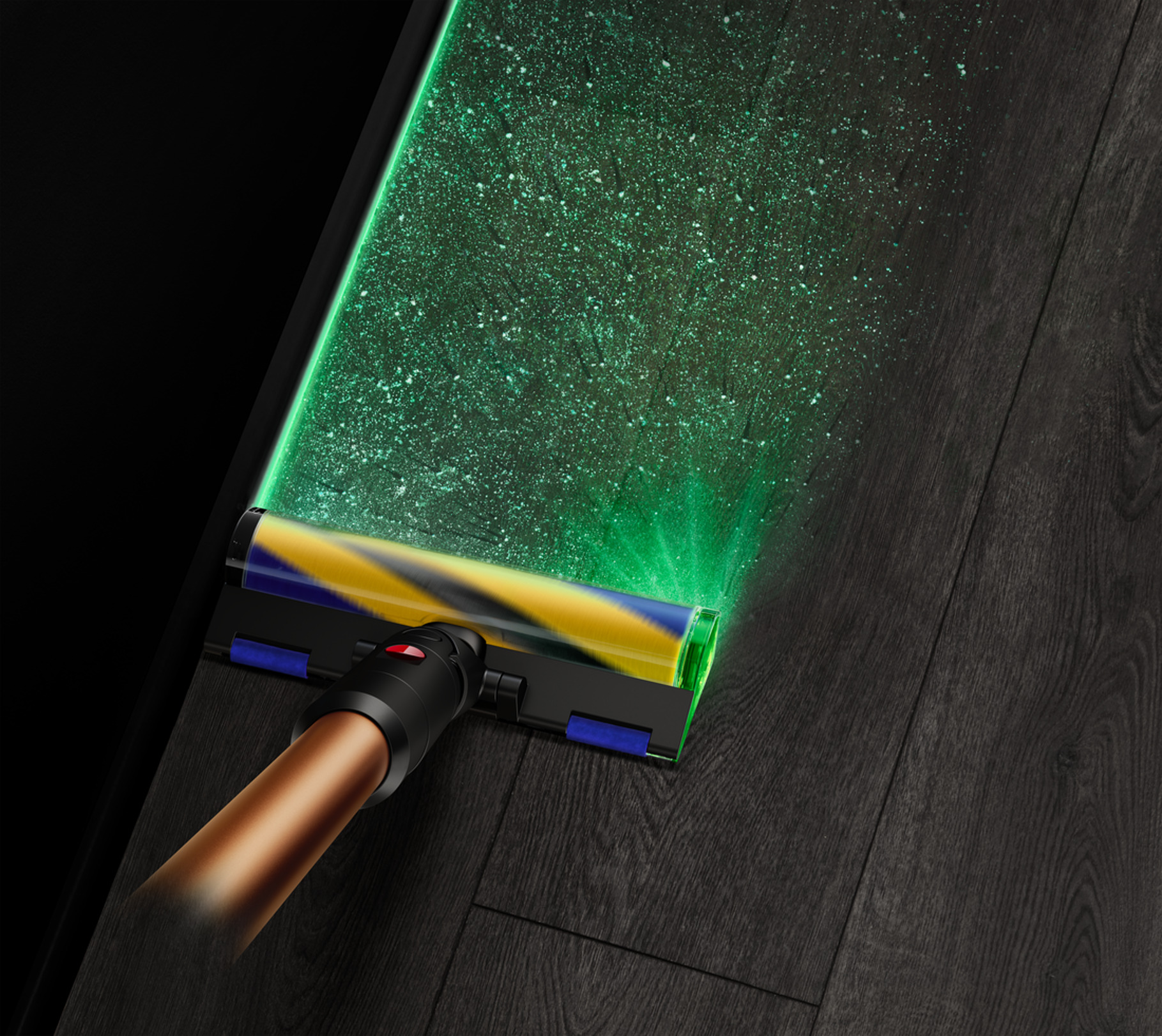 Odkurzacz z żółtą głowicą czyści ciemną drewnianą podłogę. Zielone światło ujawnia cząsteczki kurzu.