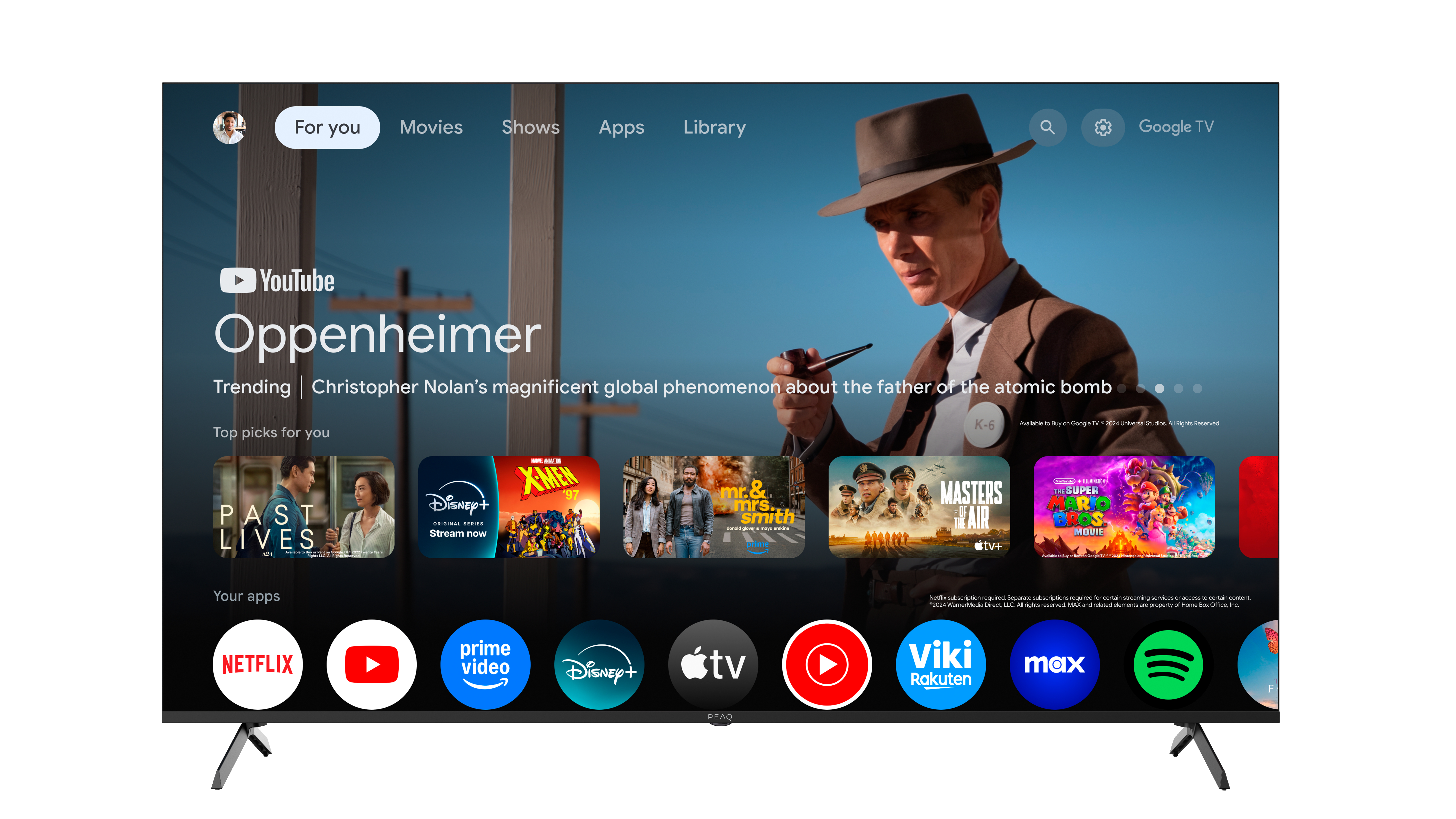 Ein Fernsehbildschirm zeigt die Google TV-Oberfläche. Oppenheimer wird vorgestellt. Symbole für Apps wie Netflix, Prime Video und Disney+ sind sichtbar.