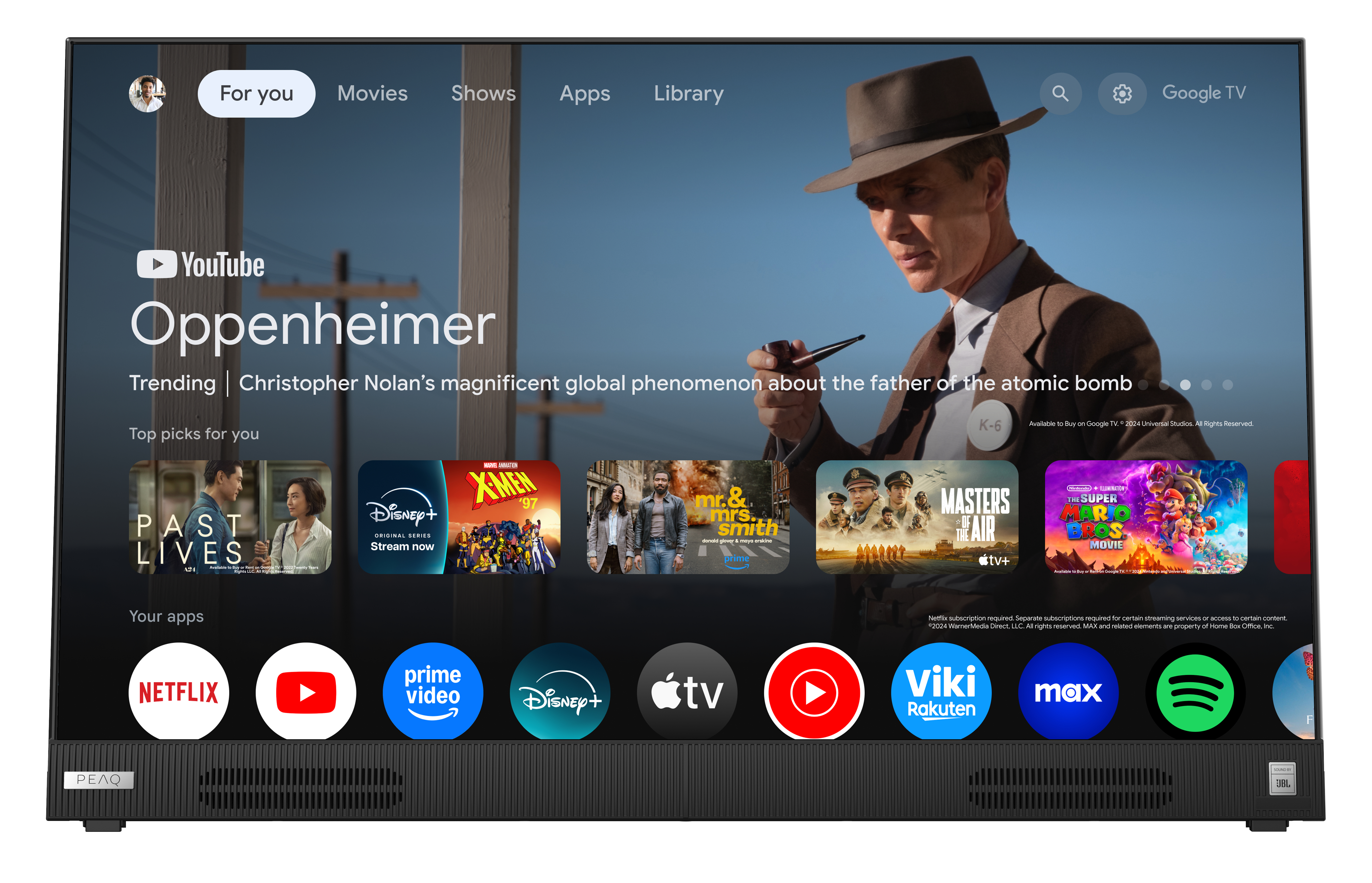 Der Fernsehbildschirm zeigt Werbung für den Film Oppenheimer mit einem Mann mit Hut und App-Symbolen.