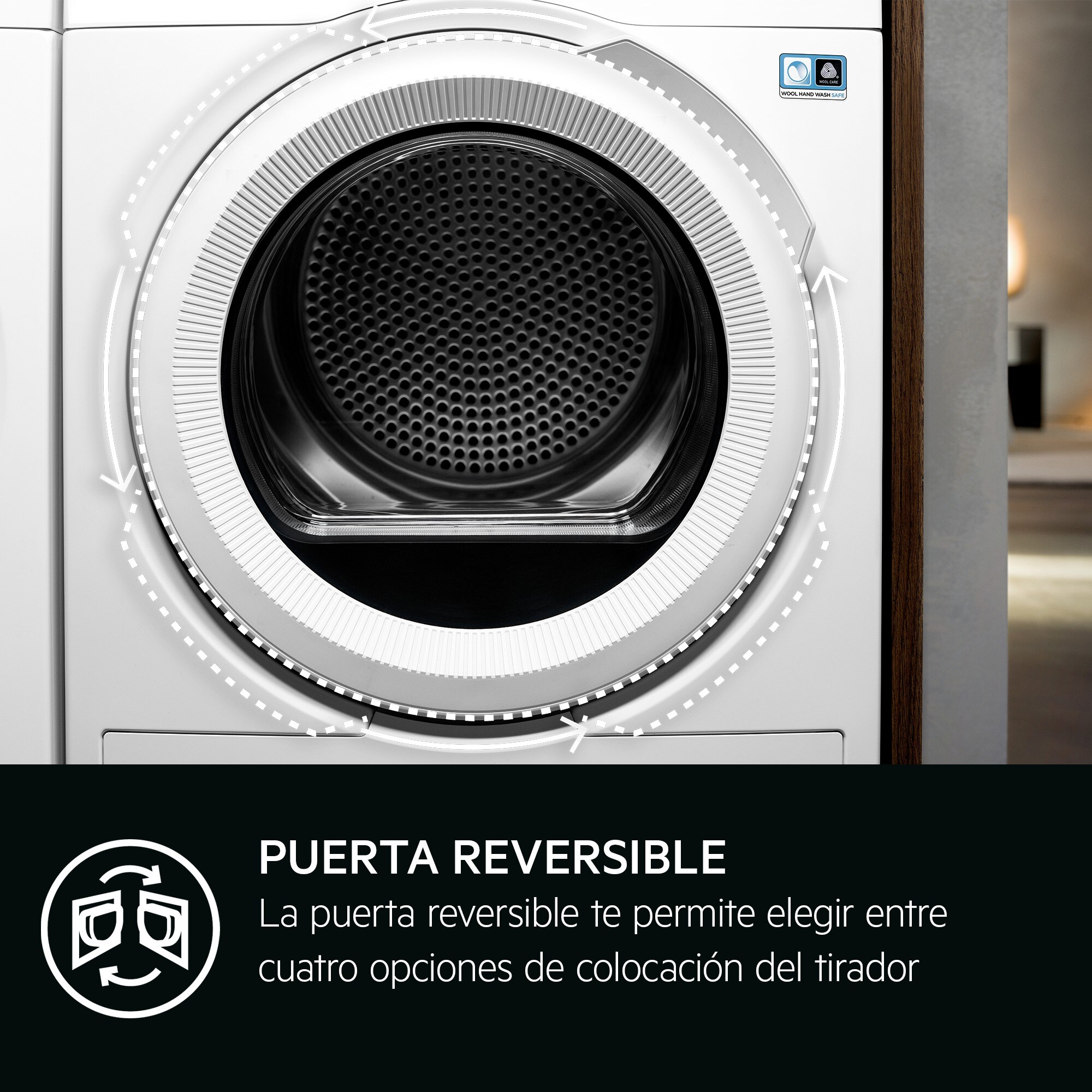 Puerta blanca de lavadora con interior negro. Flechas indican función de puerta reversible. Texto: Puerta reversible, cuatro opciones.
