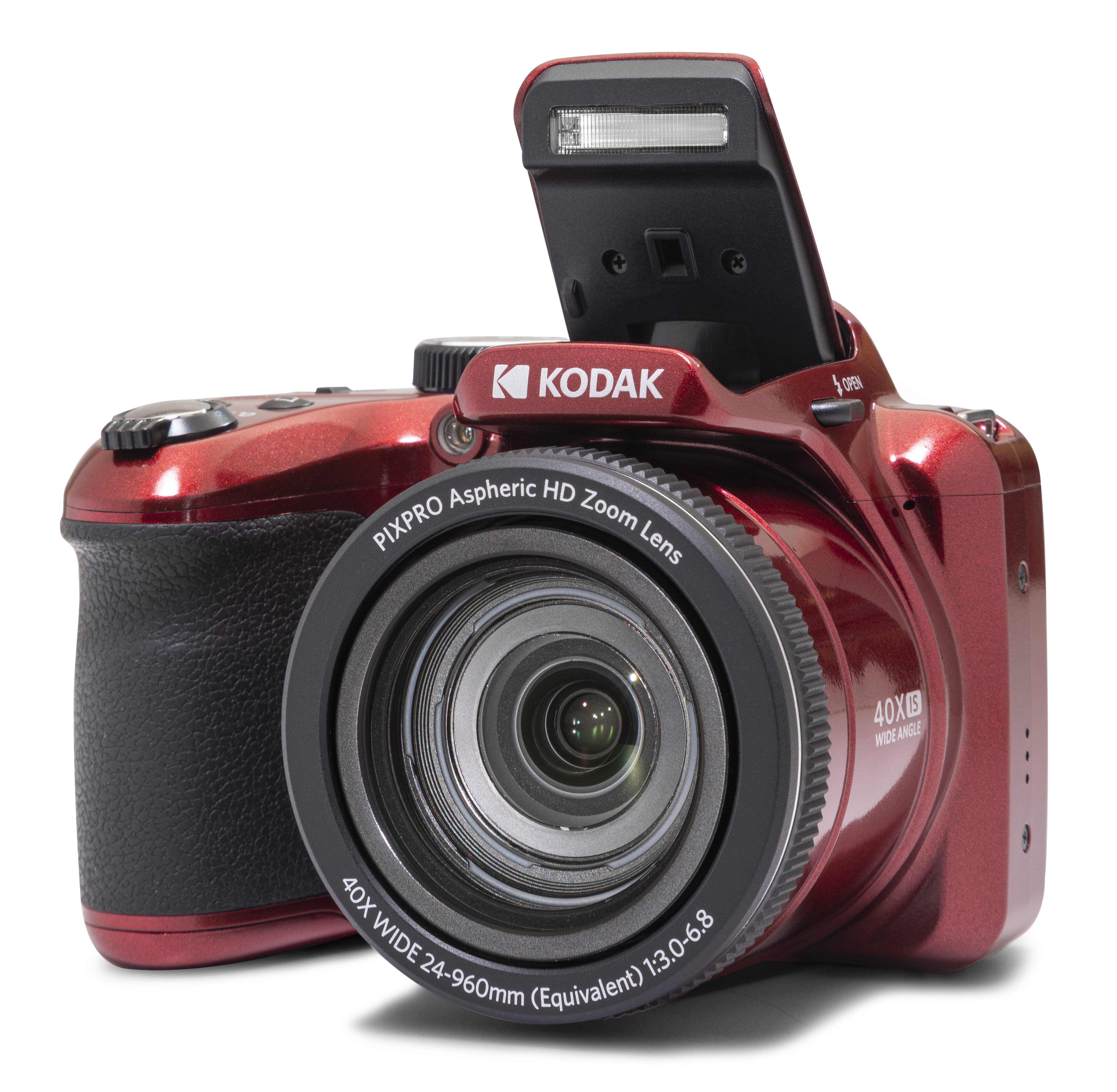 Kırmızı bir Kodak Pixpro kamera, flaşı açık şekilde gösteriliyor. Lens odaklanmış.