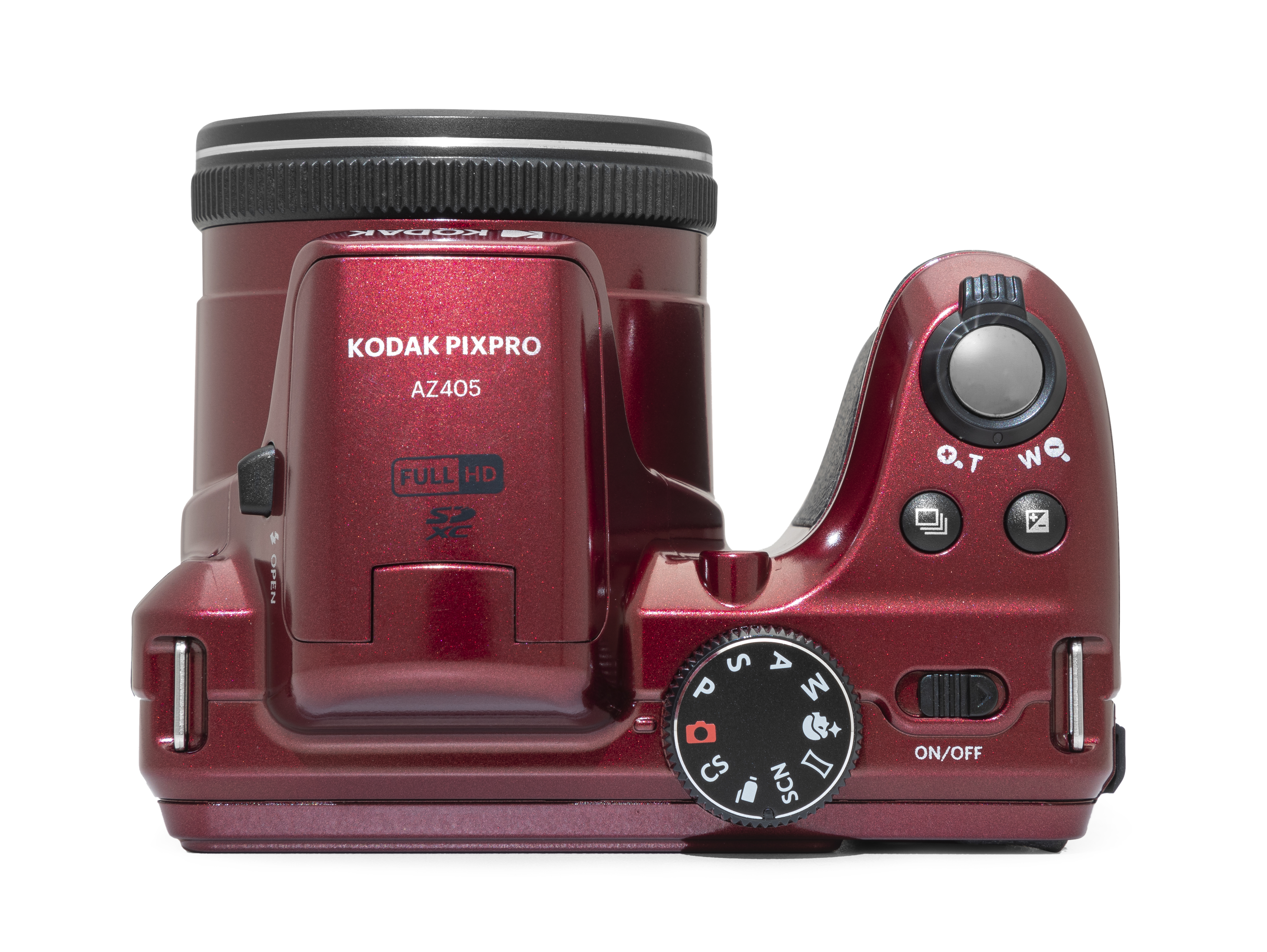 Beyaz zemin üzerinde kırmızı bir Kodak Pixpro AZ405 fotoğraf makinesi. Açma/kapama düğmesi dahil olmak üzere çeşitli düğmeleri ve kadranları var.