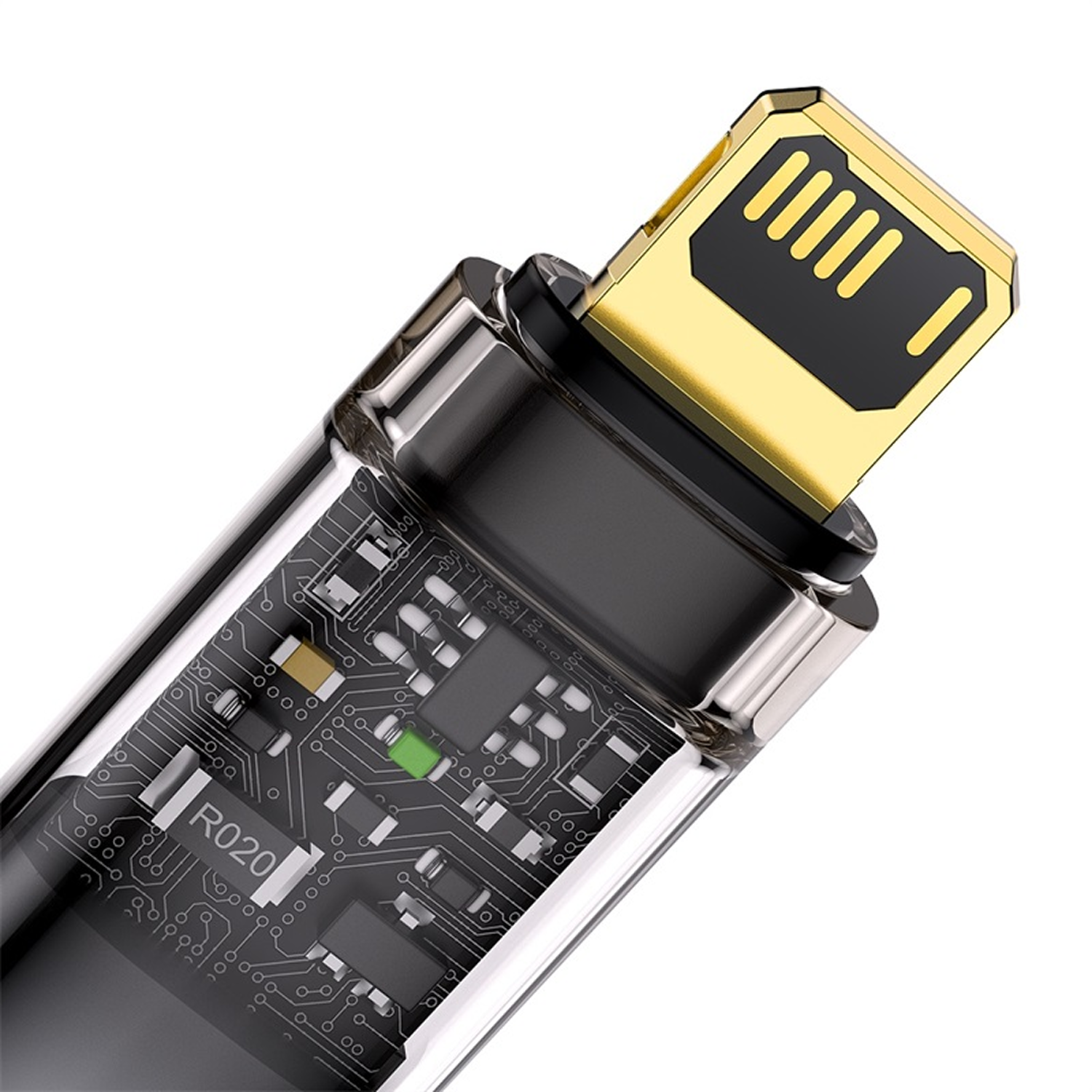 Primer plano de un cable de carga. El cable tiene un conector dorado con detalles negros y un cuerpo transparente con placa de circuito.