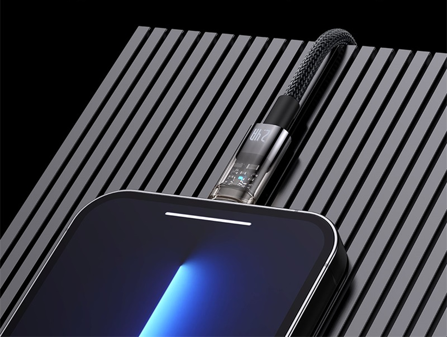 Un teléfono se está cargando con un cable USB-C. El cable está conectado al teléfono y a una plataforma negra con líneas paralelas.