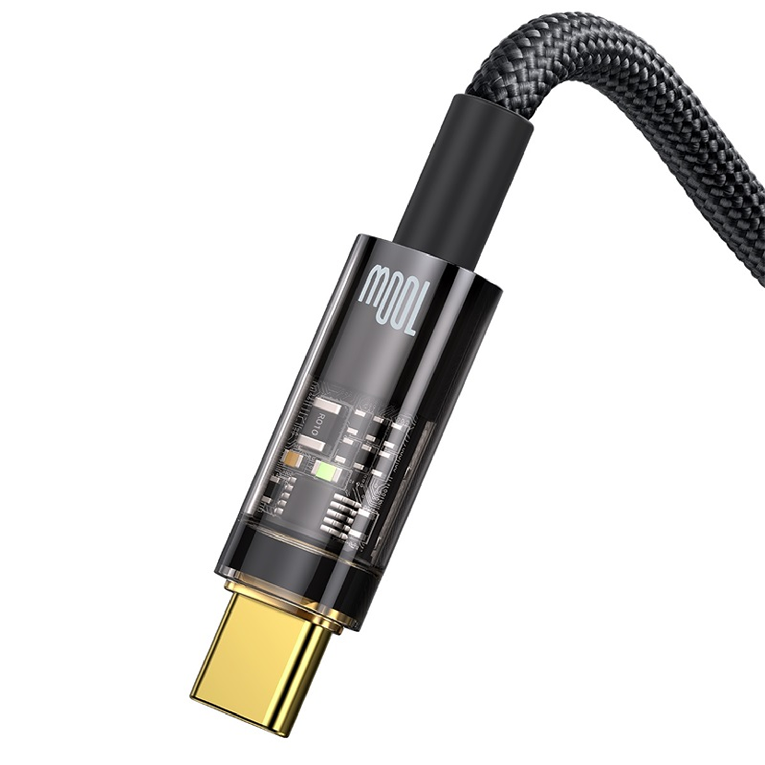 Primer plano de un cable USB-C negro y dorado. El cable tiene una textura trenzada y una carcasa transparente con 100W impreso.