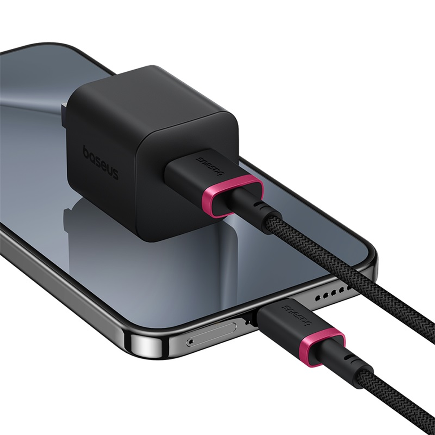 Cargador de teléfono negro y cable conectado a un smartphone. El cargador tiene un acento rosa y la marca Baseus.