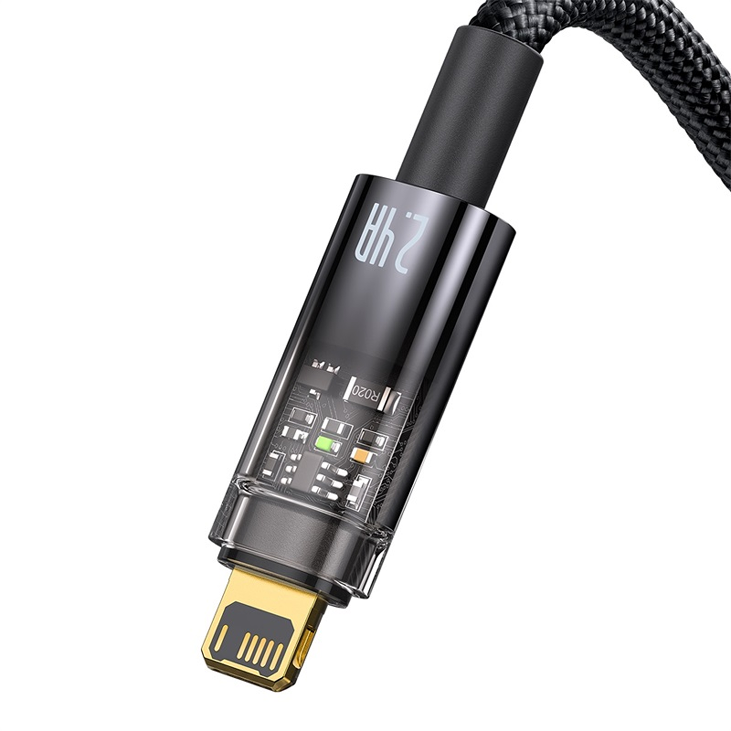 Un cable de carga negro con un conector dorado. El cable muestra 2.4A y tiene un cable trenzado. Componentes electrónicos son visibles.