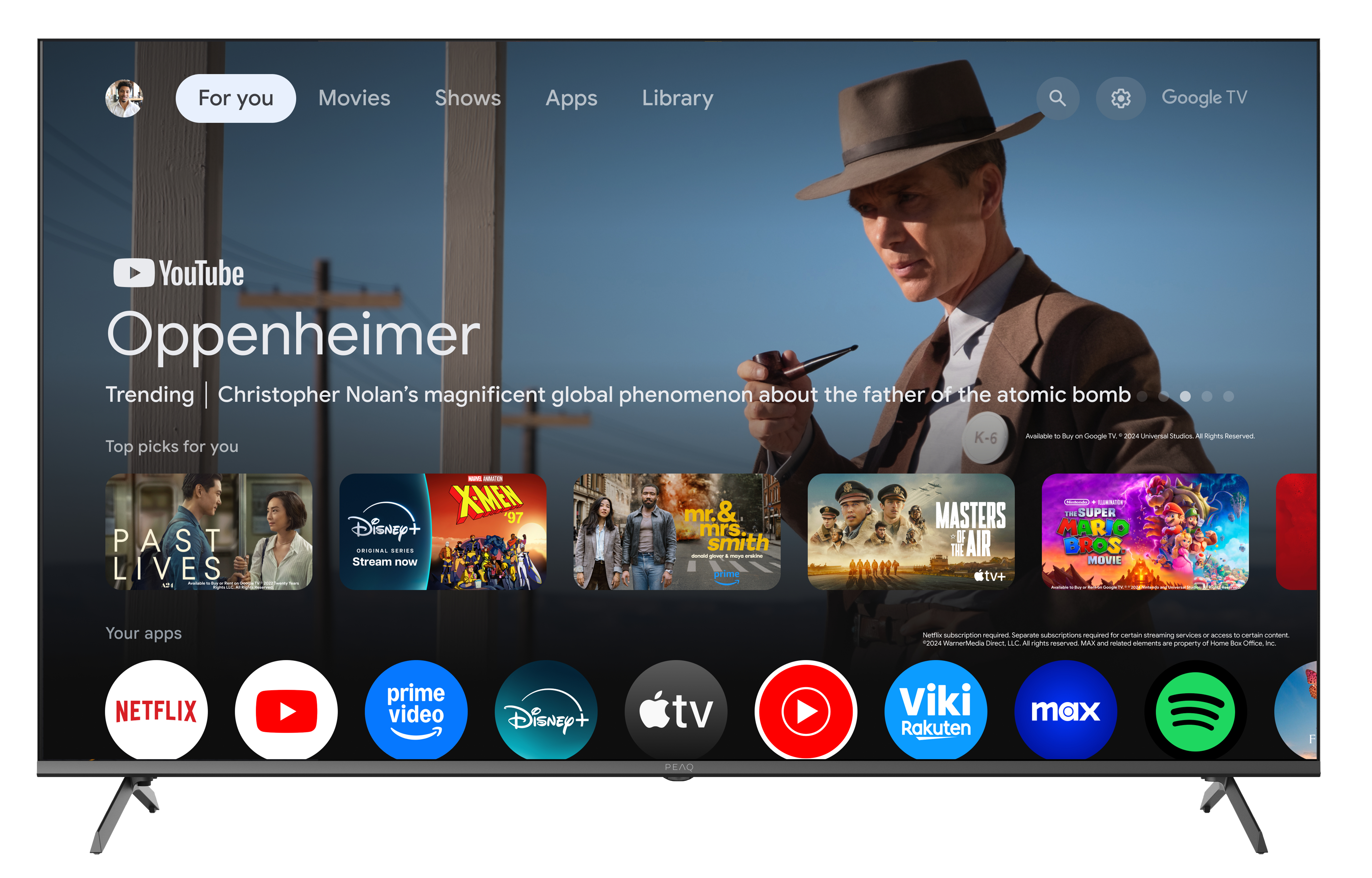 Ein Fernsehbildschirm zeigt den Film Oppenheimer. Ein Mann mit Hut hält eine Pfeife. Apps wie Netflix und YouTube sind unten.