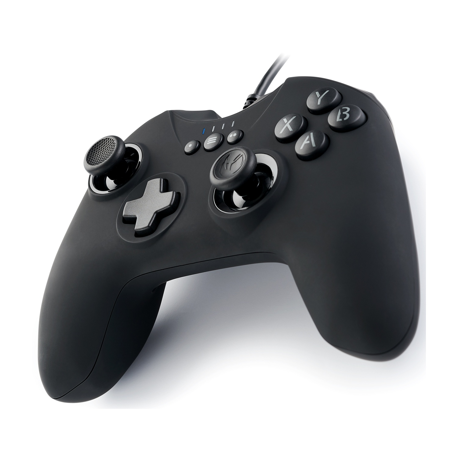 Un gamepad nero con pulsanti, joystick e un D-pad, collegato da un cavo. Lo sfondo è bianco.