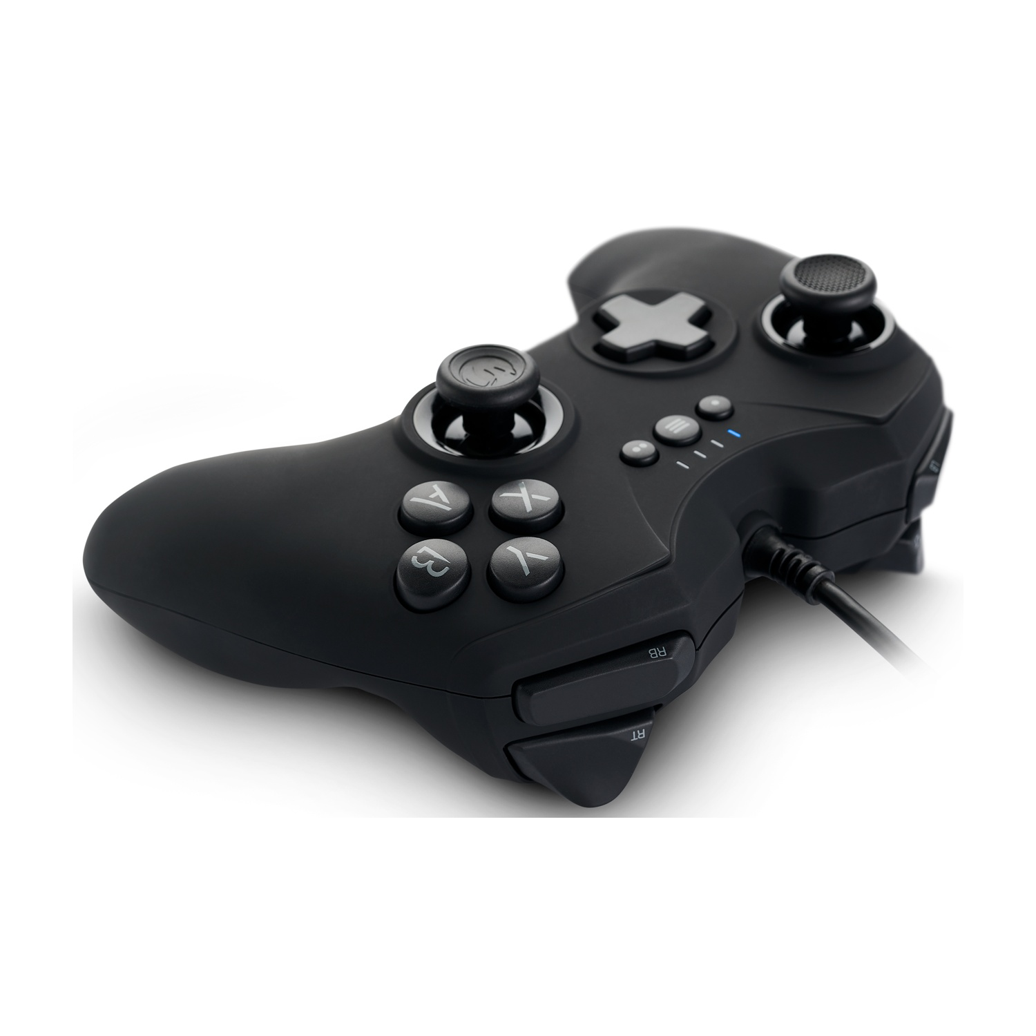 Un controller di gioco nero con pulsanti, levette e un cavo di collegamento, su sfondo bianco.