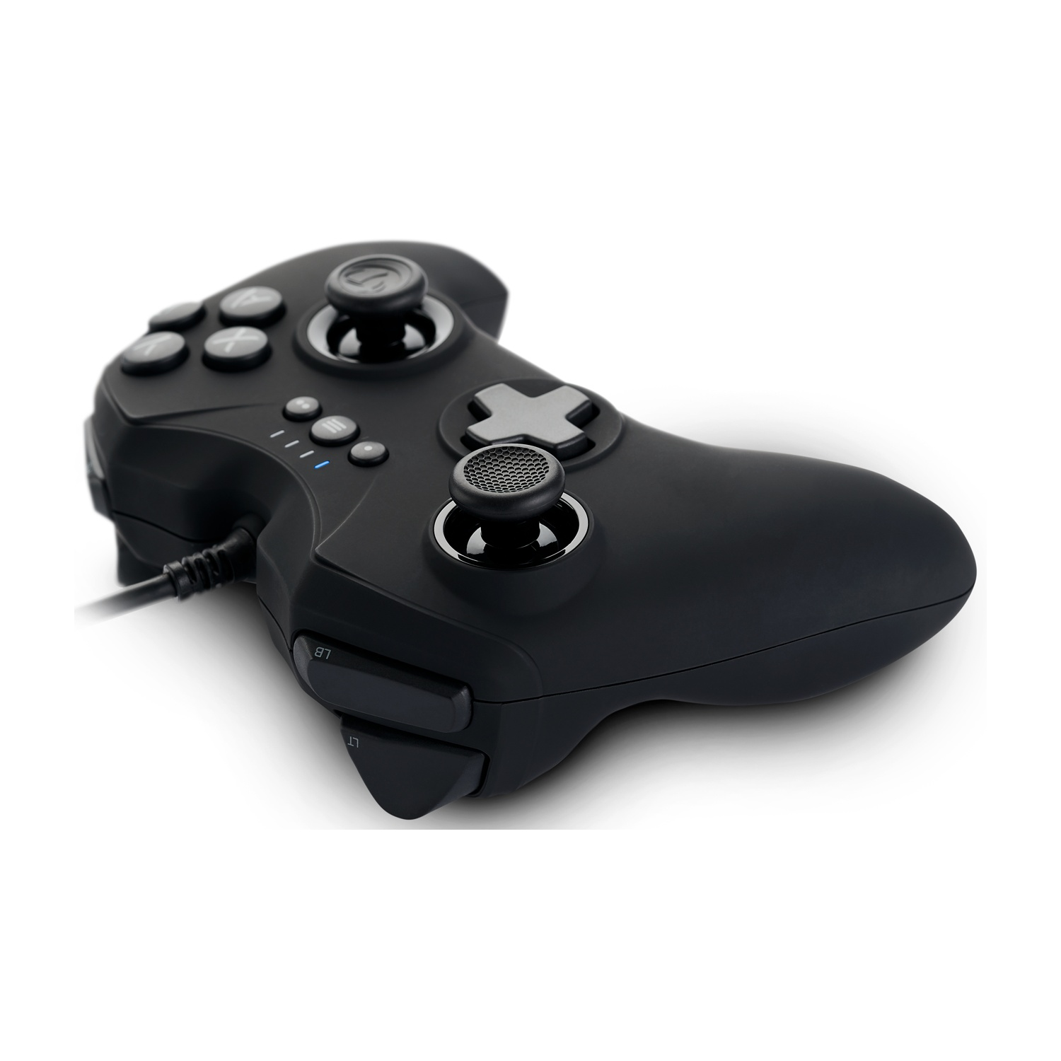 Un gamepad nero su una superficie bianca. Ha pulsanti, joystick e un cavo. Il controller è leggermente inclinato verso l'alto.