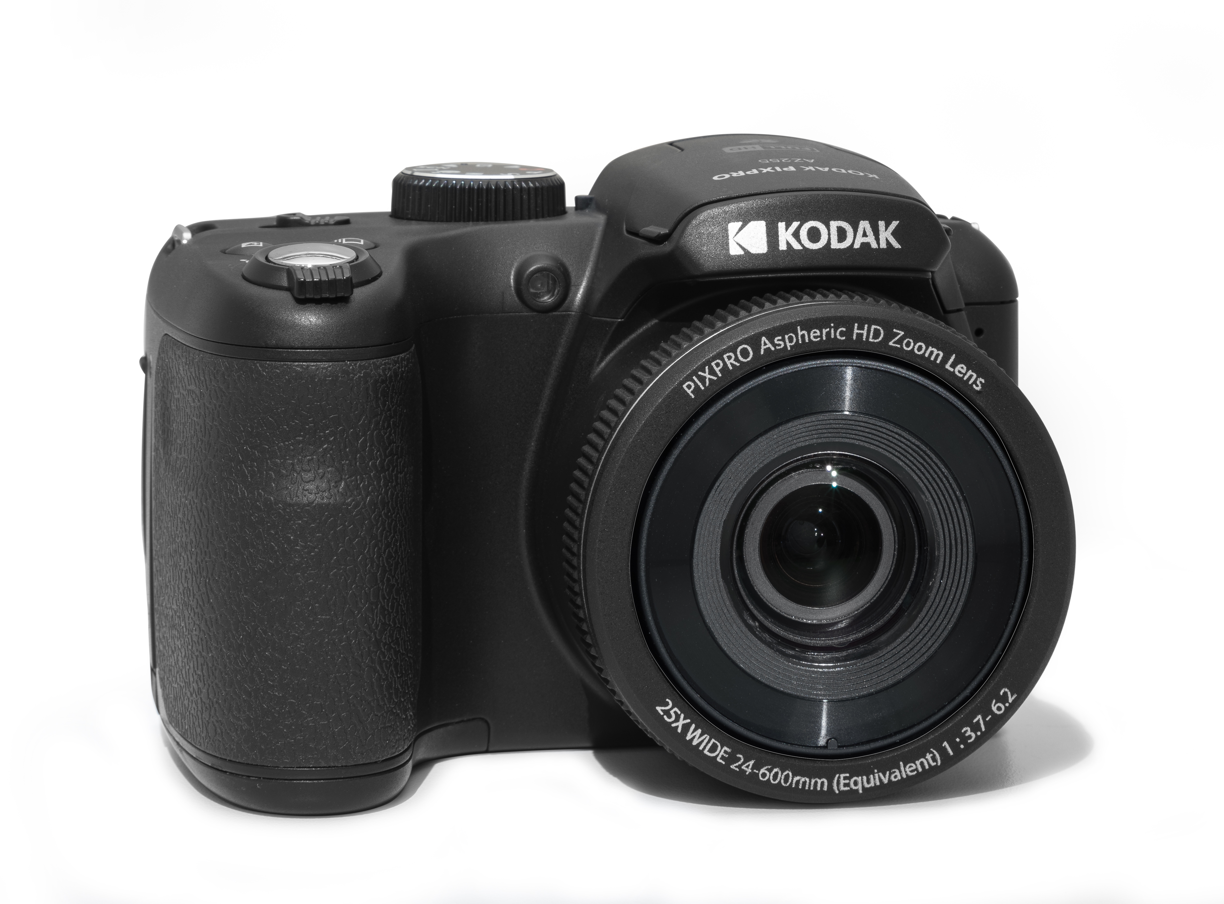Beyaz zemin üzerinde siyah Kodak Pixpro kamera. 25x geniş açılı zoom lens belirgin. Kodak logosu görülüyor.