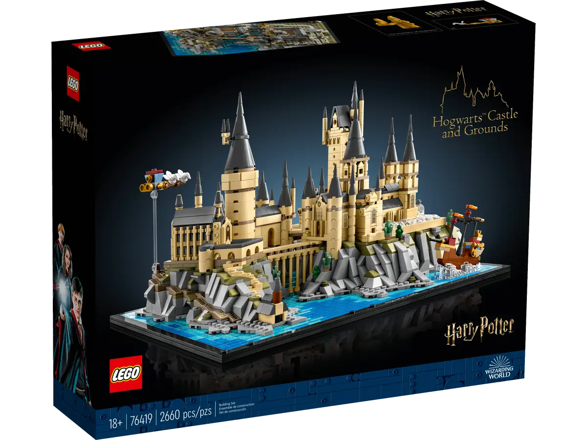 Zestaw Lego Harry Potter Hogwarts Castle. Zamek na niebieskiej podstawie, z małą łodzią i detalami. Pudełko pokazuje postacie i logo.