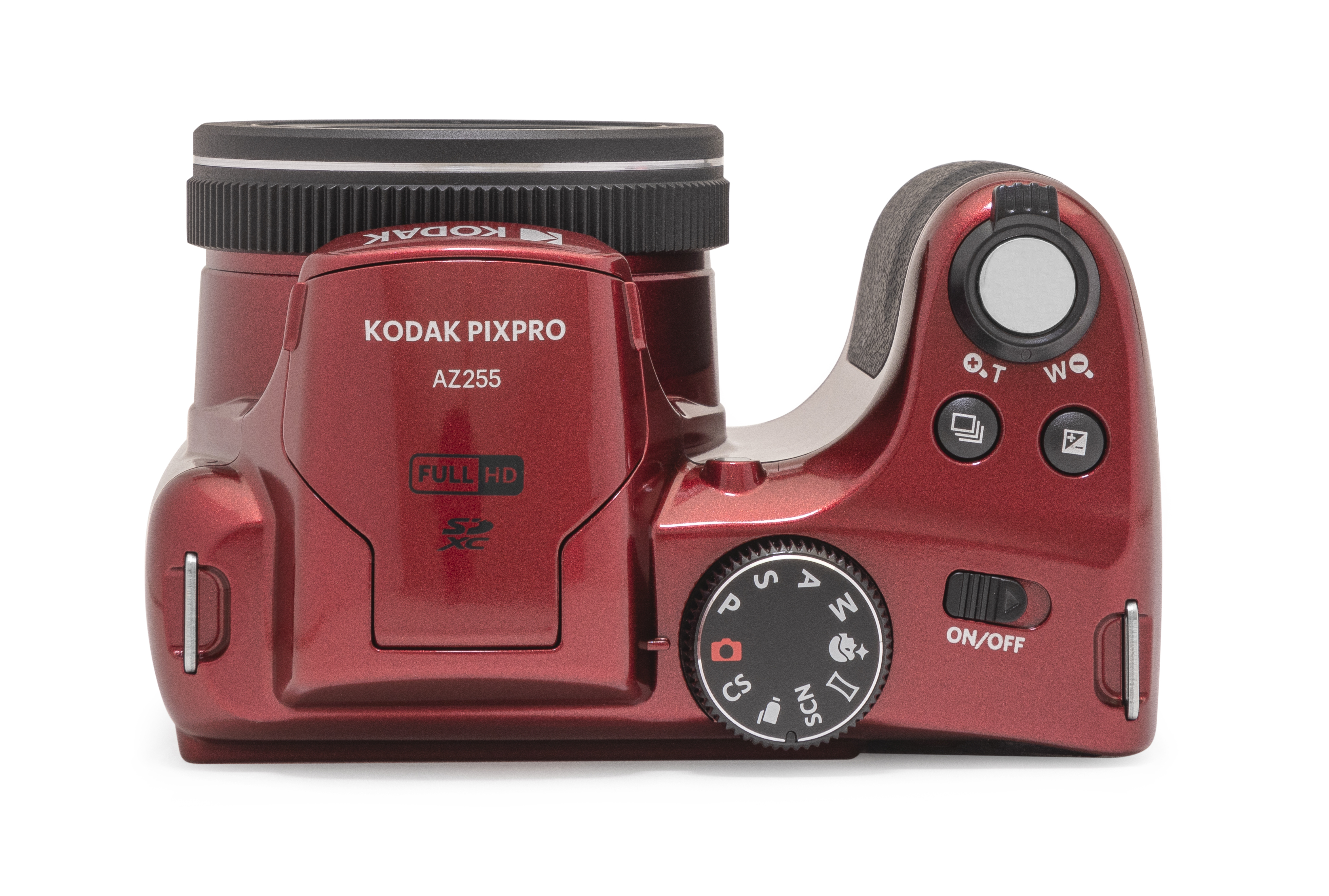 Kırmızı bir Kodak Pixpro AZ255 fotoğraf makinesi. Siyah bir merceği ve çeşitli düğmeleri vardır. Fotoğraf makinesi beyaz zemin üzerinde.