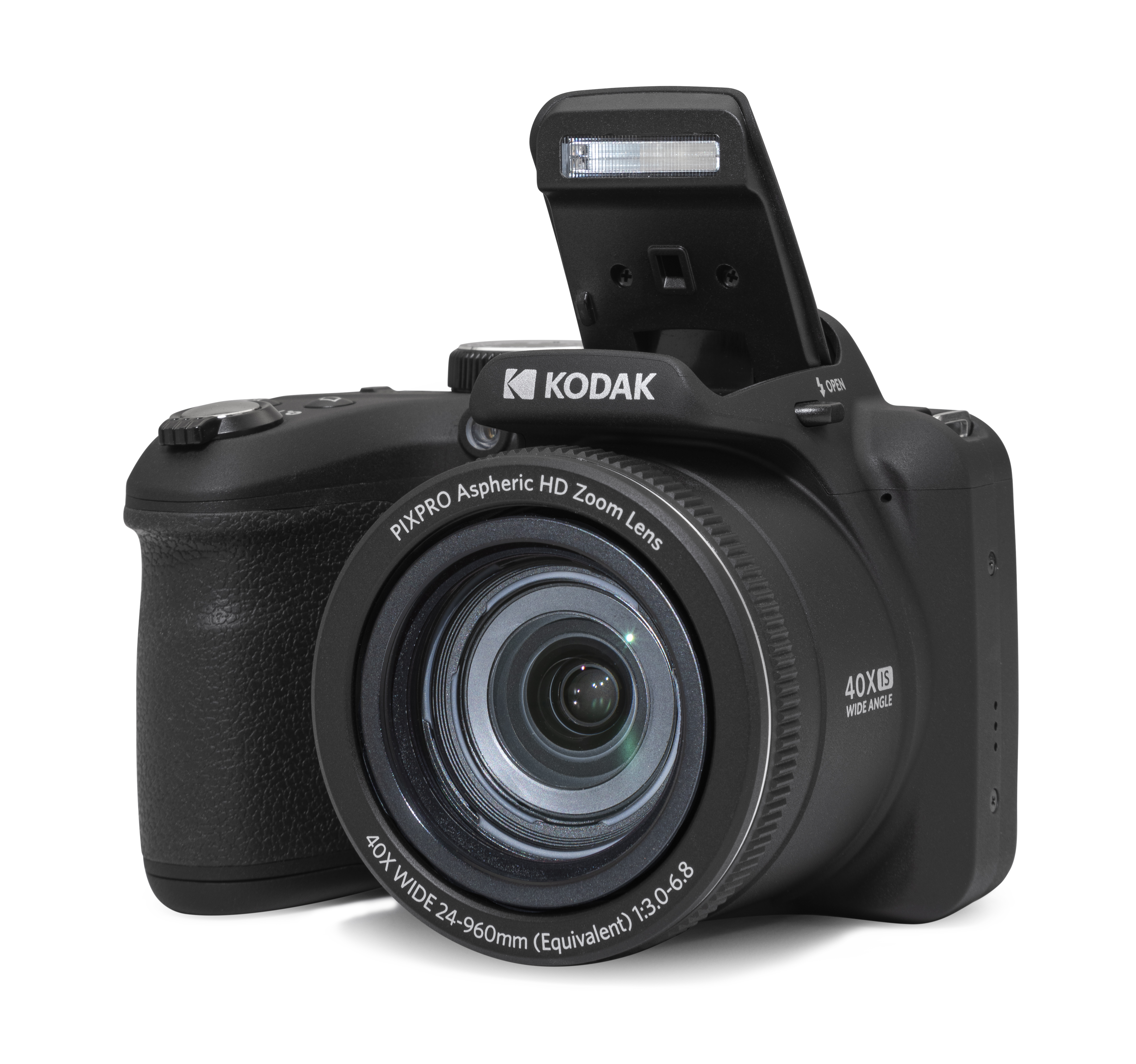 Siyah bir Kodak Pixpro kamera beyaz bir yüzeyde duruyor. Flaş açıktır. Objektifte yazı var.