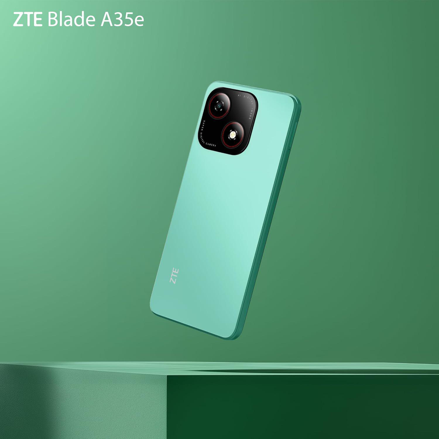 Ein mintgrünes ZTE Blade A35e Smartphone vor grünem Hintergrund. Das Telefon ist angewinkelt und zeigt die Kamera und das ZTE-Logo.