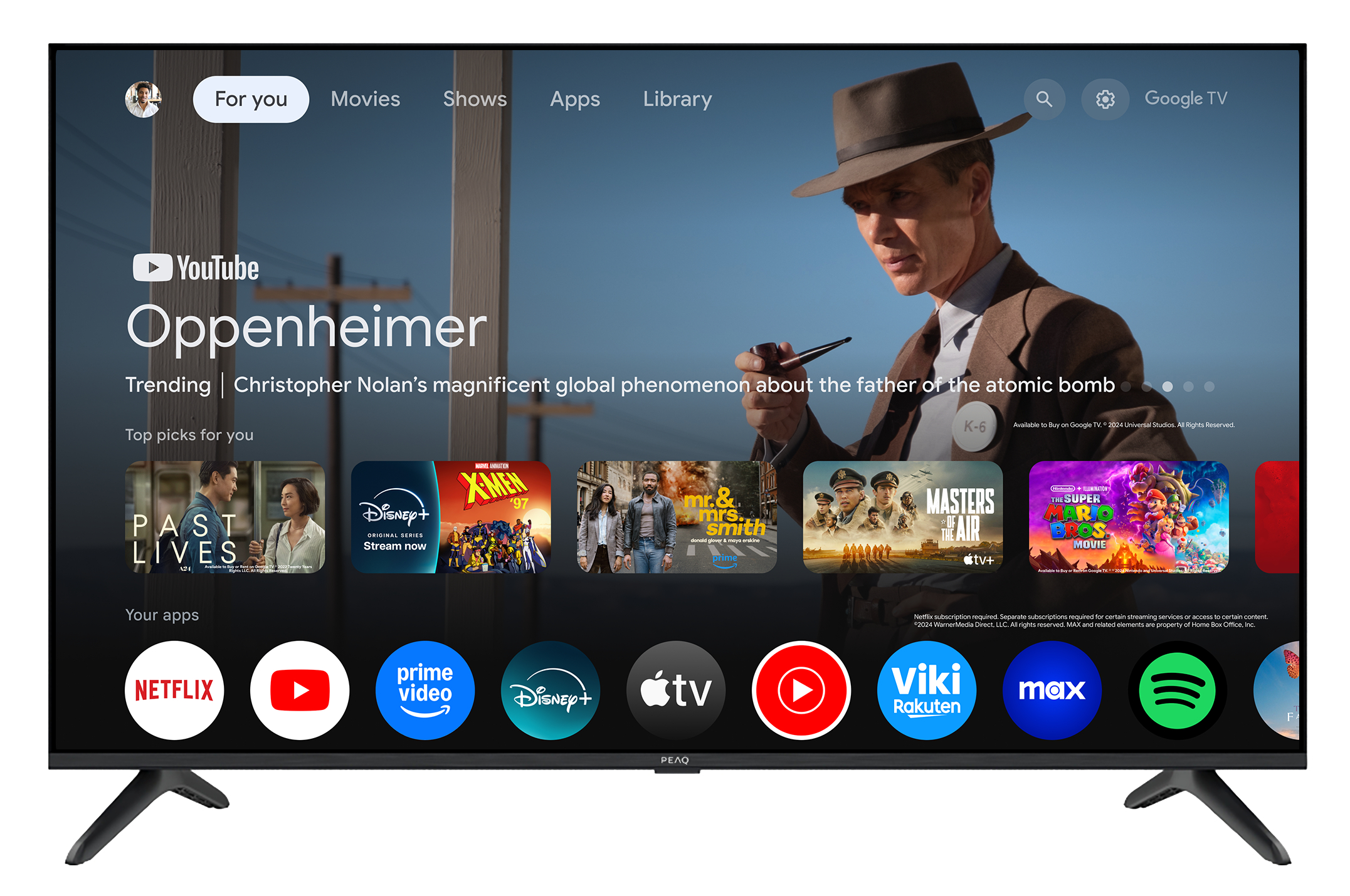 Ein Fernsehbildschirm zeigt eine YouTube-Oberfläche mit 'Oppenheimer' und verschiedenen App-Symbolen wie Netflix und Disney+.