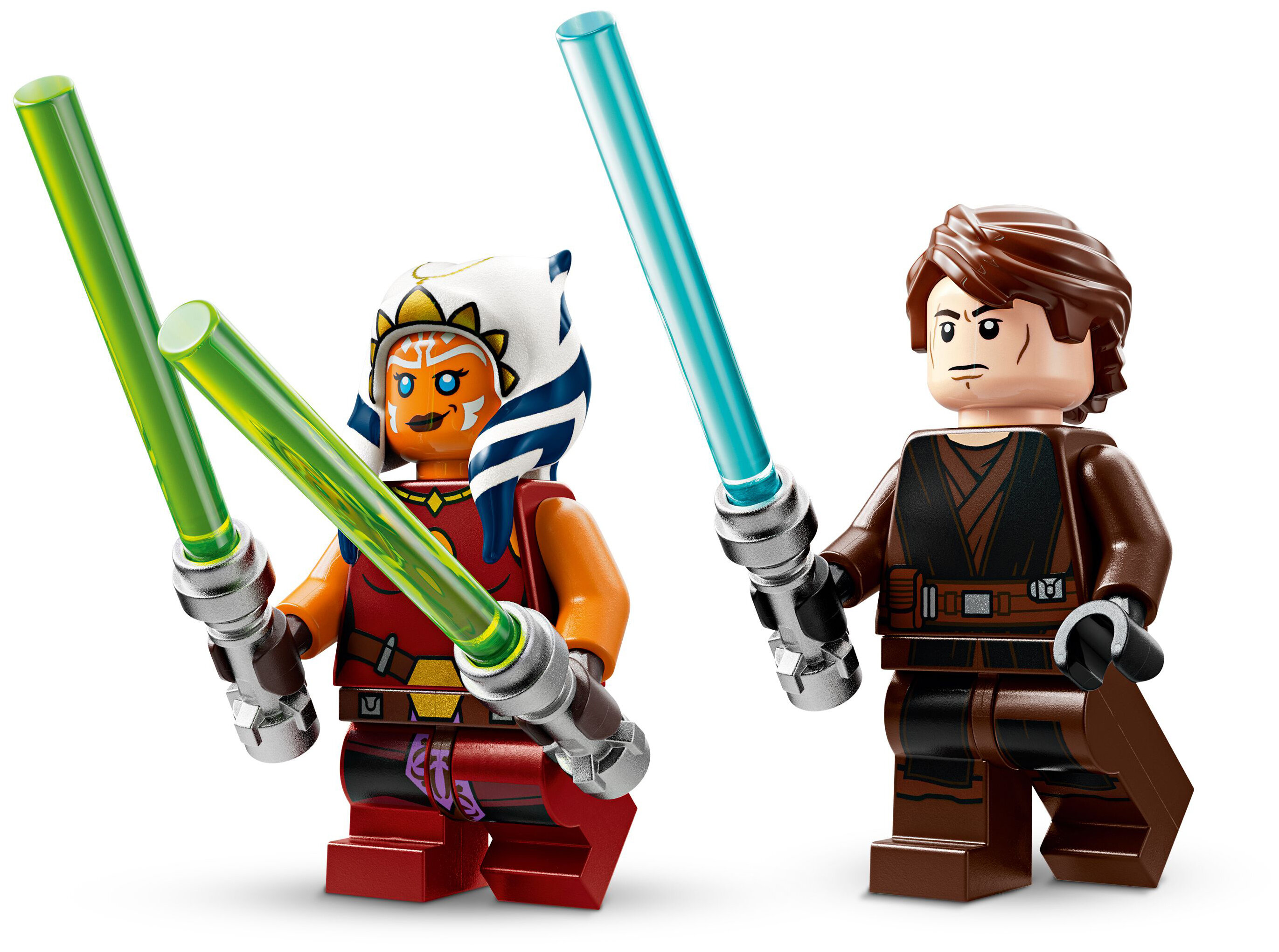 Dwie figurki Lego Star Wars: Ahsoka z zielonymi mieczami świetlnymi i Anakin z niebieskim mieczem świetlnym na białym tle.