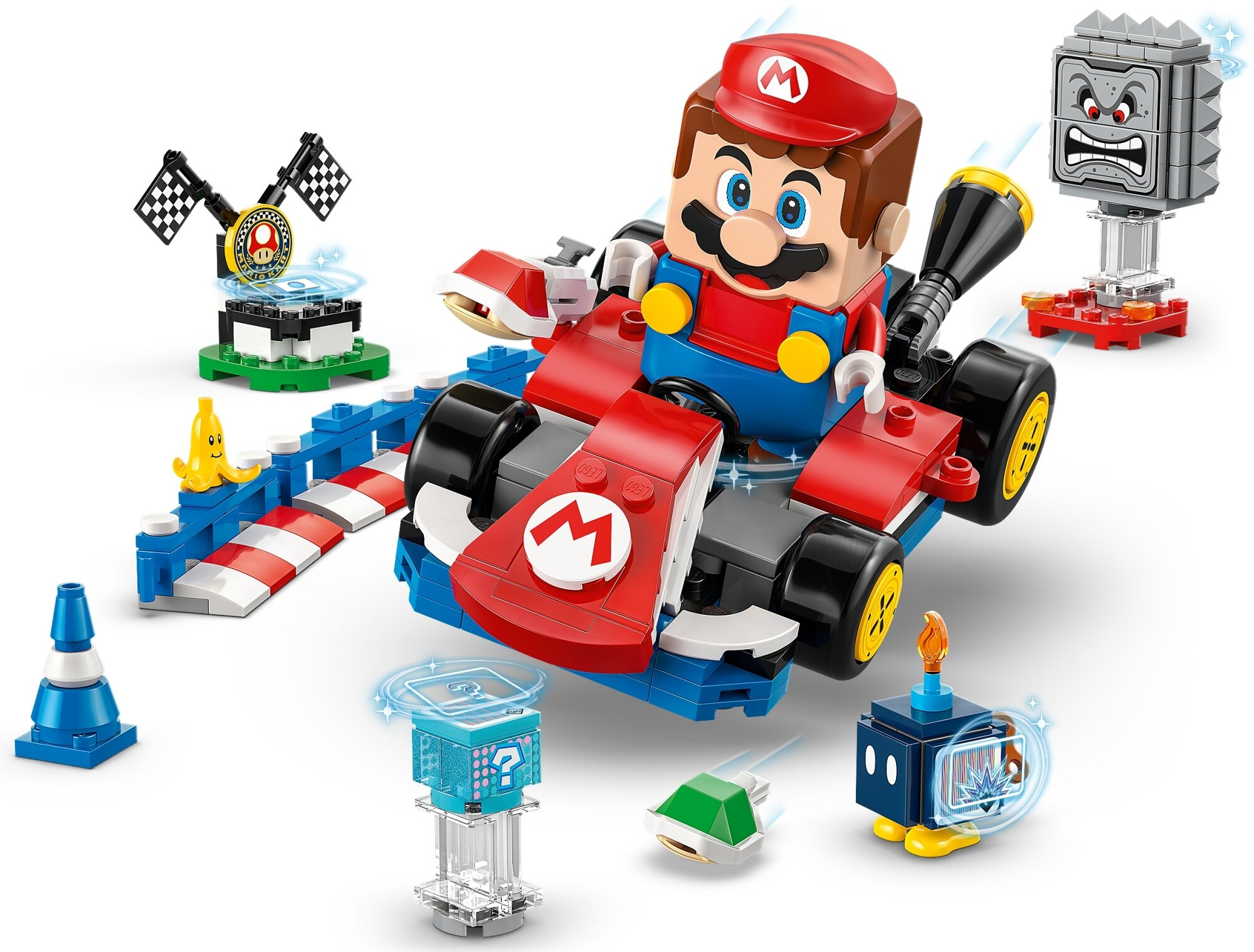 Zestaw Lego z Mario w gokarcie. Zawiera Thwomp, blok pytajnika, banana, szachownice i bombę.