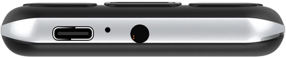 Zbliżenie czarno-srebrnego urządzenia z portem USB-C, małym otworem i gniazdem słuchawkowym.