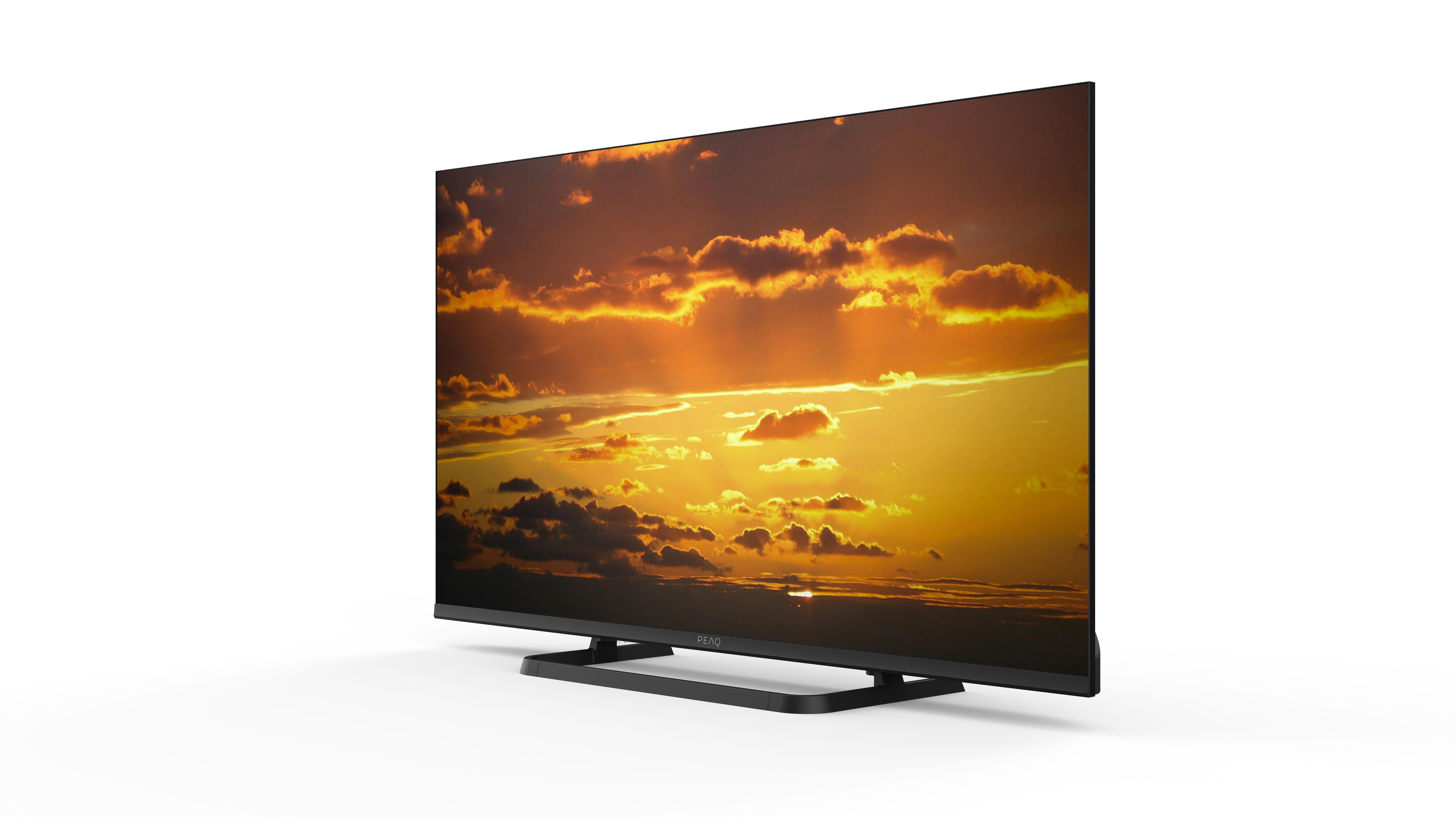 Ein Fernseher zeigt eine Sonnenuntergangsszene. Der Fernseher ist schwarz, auf weißem Hintergrund. Der Sonnenuntergang zeigt Orange- und Gelbtöne.