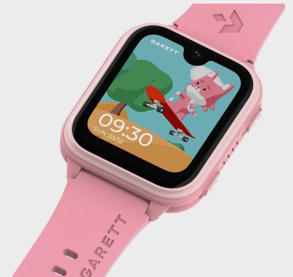 Różowy smartwatch z wyświetlaczem z kreskówką, na którym widać różowego lisa na deskorolce. Godzina to 09:30. Widoczna jest nazwa marki 'GARETT'.
