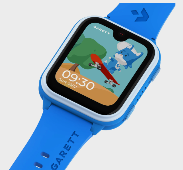 Niebieski smartwatch z godziną 09:30 na ekranie. Przedstawia postać z kreskówki na deskorolce. Pasek z napisem GARETT.