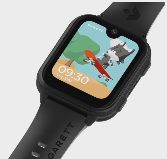 Czarny smartwatch z wyświetlaczem z kreskówkami. Ekran pokazuje psa na deskorolce. Godzina to 09:30.