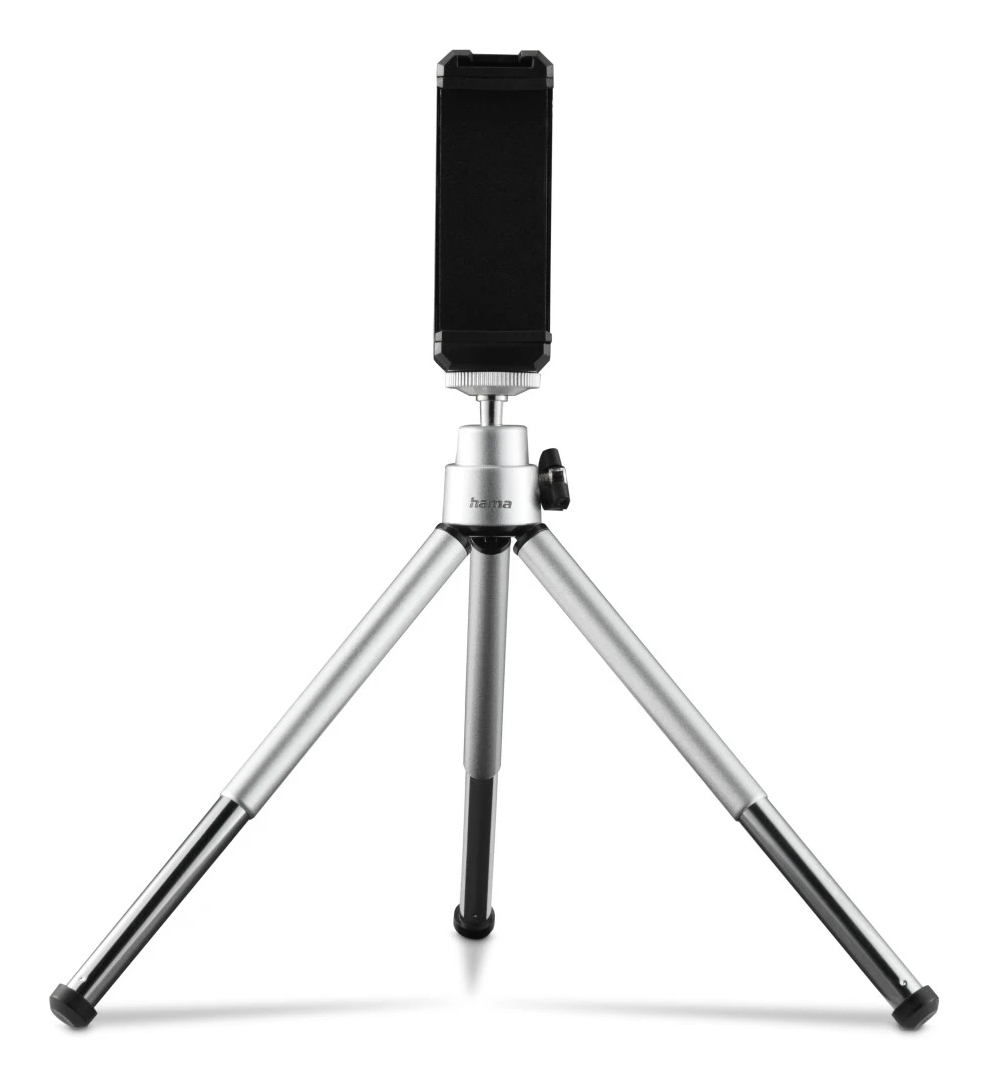 Un trípode plateado con tres patas. Un soporte negro para teléfono en la parte superior. La marca 'hama' es visible.