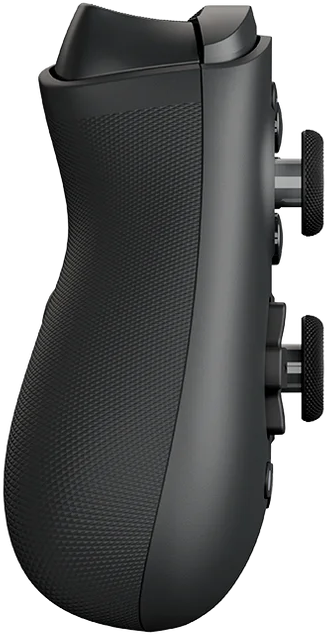 Seitenansicht eines schwarzen Gaming-Controllers. Mit strukturierter Grifffläche und Knöpfen. Das Design ist elegant und ergonomisch.