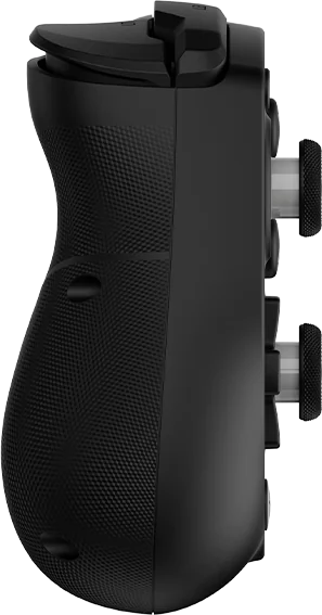 Seitenansicht eines schwarzen Gamecontrollers. Er hat einen strukturierten Griff, Tasten und Joysticks. Das Design ist schlank und modern.