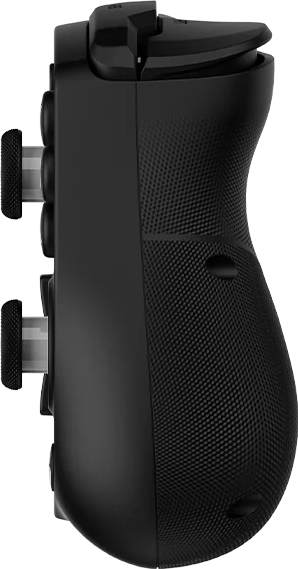 Seitenansicht eines schwarzen Gamecontrollers. Er hat Knöpfe, Analog-Sticks und einen strukturierten Griff.