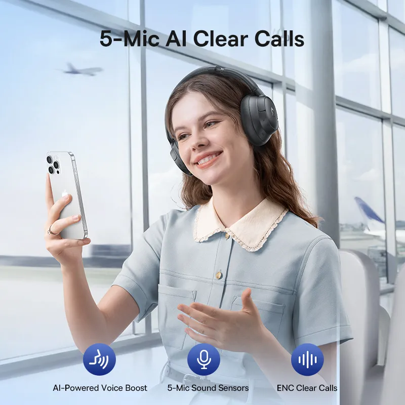 Une femme avec un casque tient un téléphone. Texte : '5-Mic AI Clear Calls'. Avion visible à travers une fenêtre.