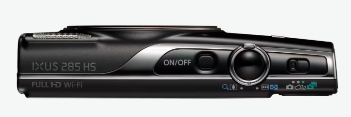 Czarny aparat Canon IXUS 285 HS. Posiada przycisk włączania/wyłączania, pokrętło i różne ikony funkcji. Tekst: 'FULL HD Wi-Fi'.