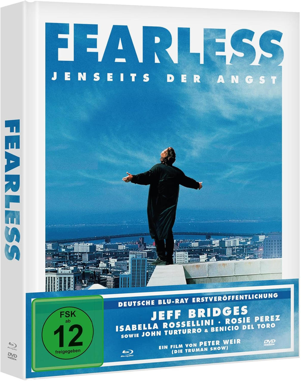 DVD-Cover für 'Fearless'. Ein Mann steht mit ausgebreiteten Armen auf einem Dach. Stadt und Meer im Hintergrund. Der Titel ist groß.
