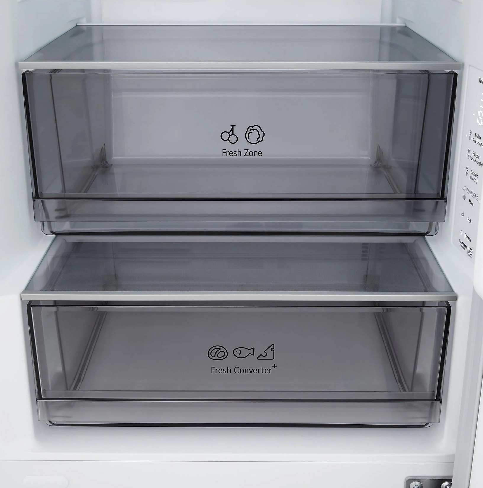 Wewnątrz lodówki widoczne są dwie przezroczyste szuflady z napisem 'Fresh Zone' i 'Fresh Converter+', wskazujące strefy przechowywania.