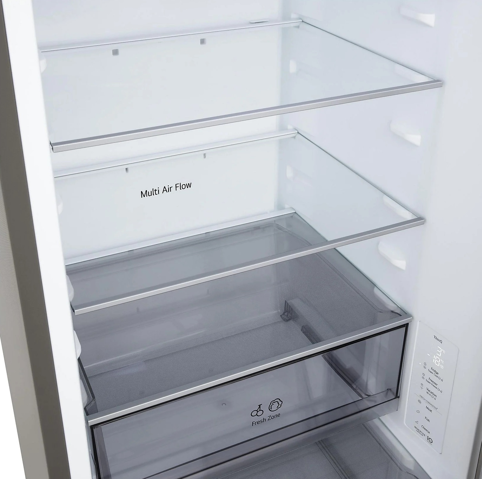 Wnętrze lodówki ze szklanymi półkami i szufladami. Etykiety: Multi Air Flow, Fresh Zone. Panel sterowania po prawej.