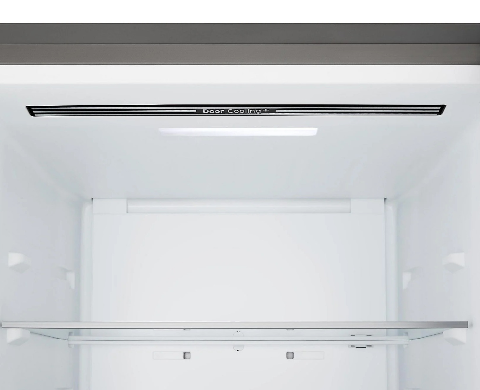Wnętrze lodówki, białe wnętrze z półką. Tekst 'Door Cooling+' znajduje się powyżej. Puste, czyste i dobrze oświetlone.