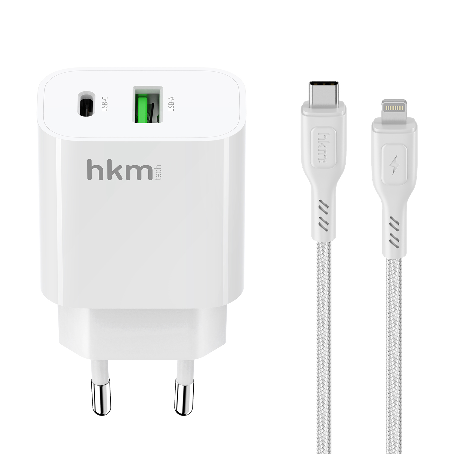 Beyaz bir HKM tech şarj cihazı, USB-C ve USB-A portları, farklı konektörlere sahip iki beyaz şarj kablosu beyaz bir arka plan üzerinde.
