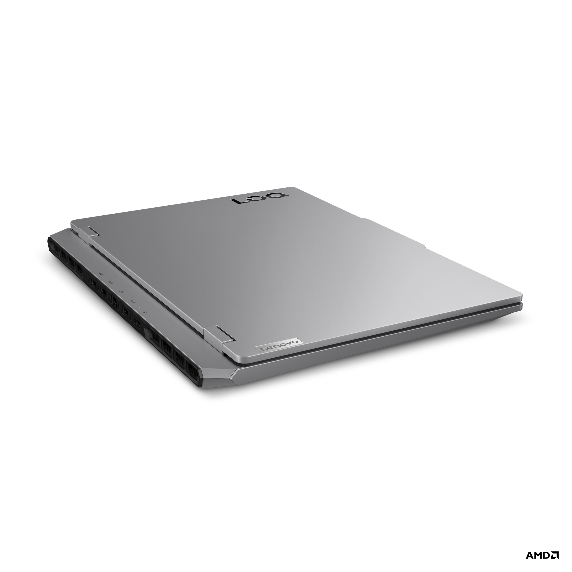Gümüş renkli bir Lenovo dizüstü bilgisayar, siyah bir yüzey üzerinde açılı olarak gösteriliyor. Lenovo logosu görülebilir.