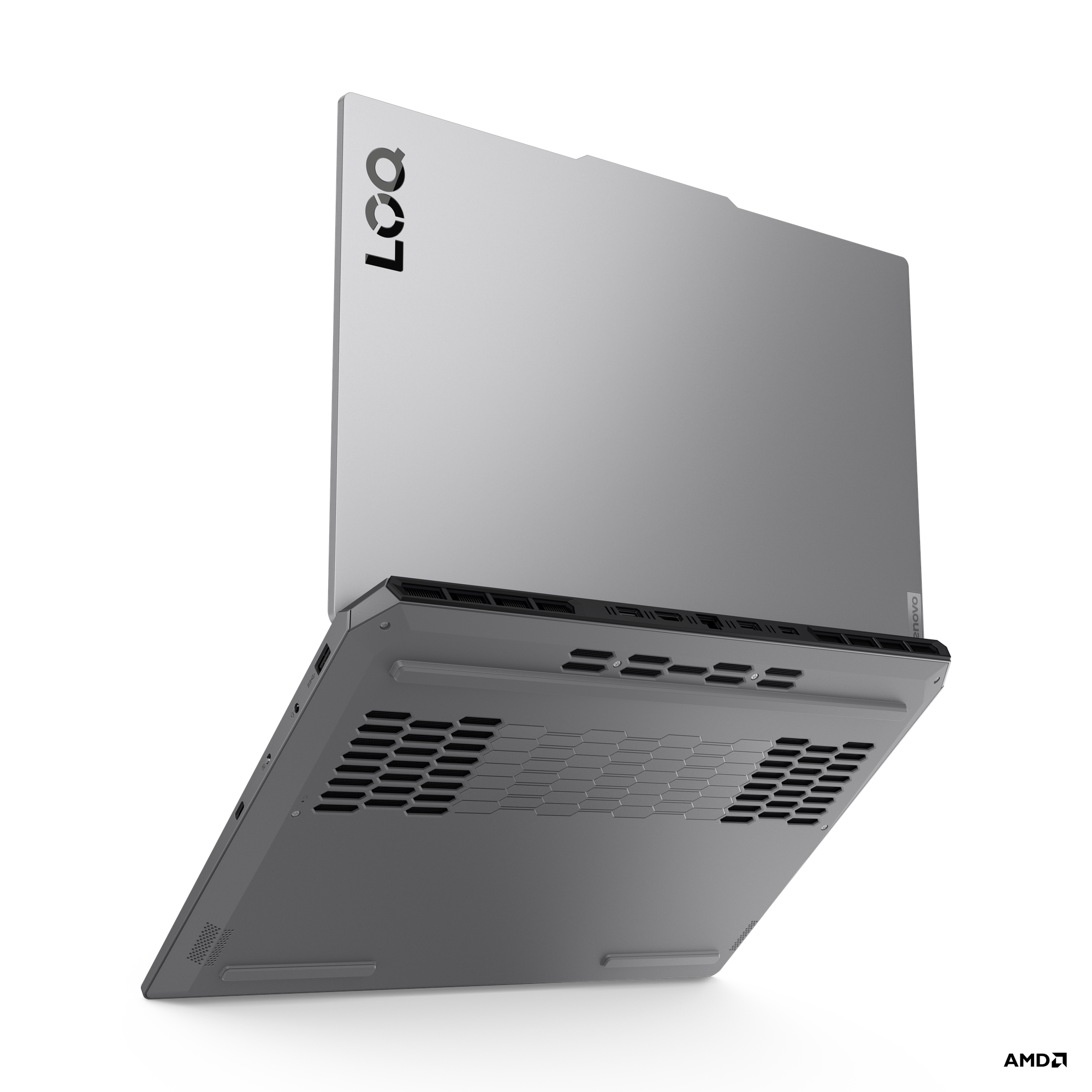 LOQ logolu, gümüş renkli bir Lenovo dizüstü bilgisayar açılı olarak gösteriliyor. Siyah arka plan, alt ve açık ekran görünüyor.