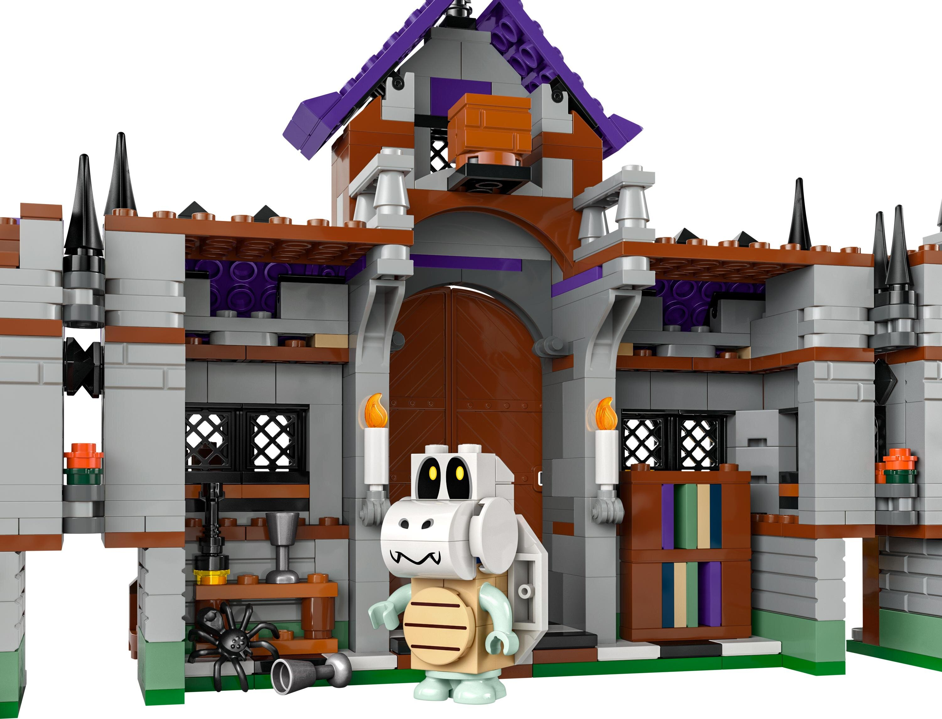 Zamek Lego z postacią z przodu. Dominują kolory szary, brązowy i fioletowy. Szczegóły obejmują świece i książki.