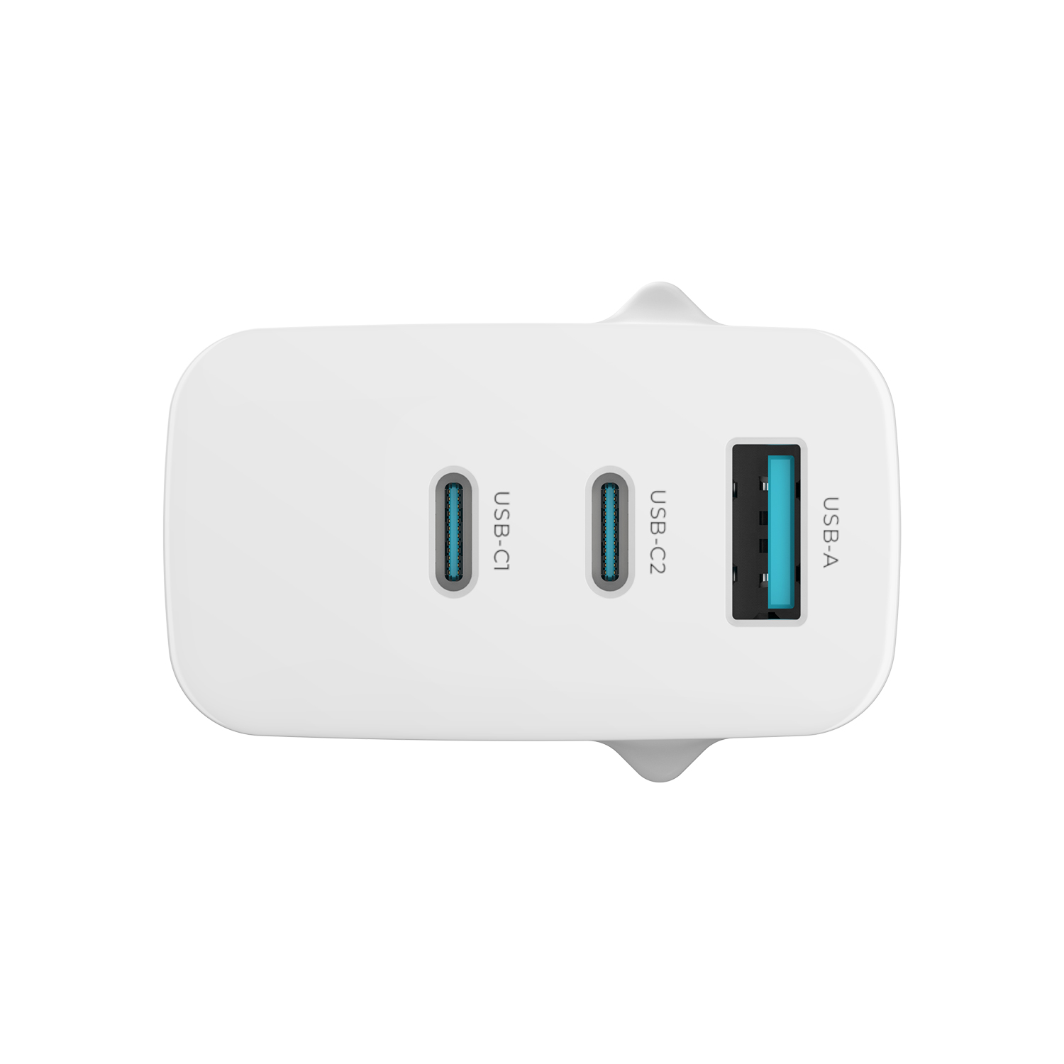 Üç bağlantı noktalı beyaz şarj cihazı: iki USB-C ve bir USB-A. Bağlantı noktaları etiketlenmiş. Arka plan beyaz.