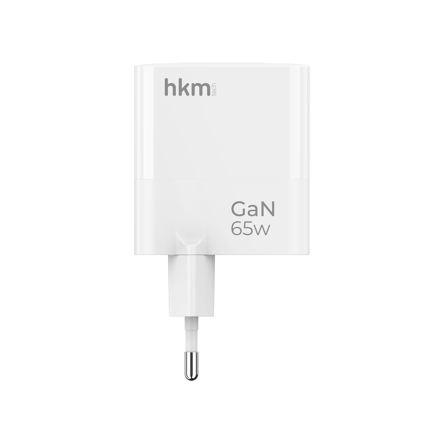 Beyaz bir hkm tech GaN 65W şarj cihazı ve fişi. Yuvarlak köşeli dikdörtgen. Fişin iki pimi var.
