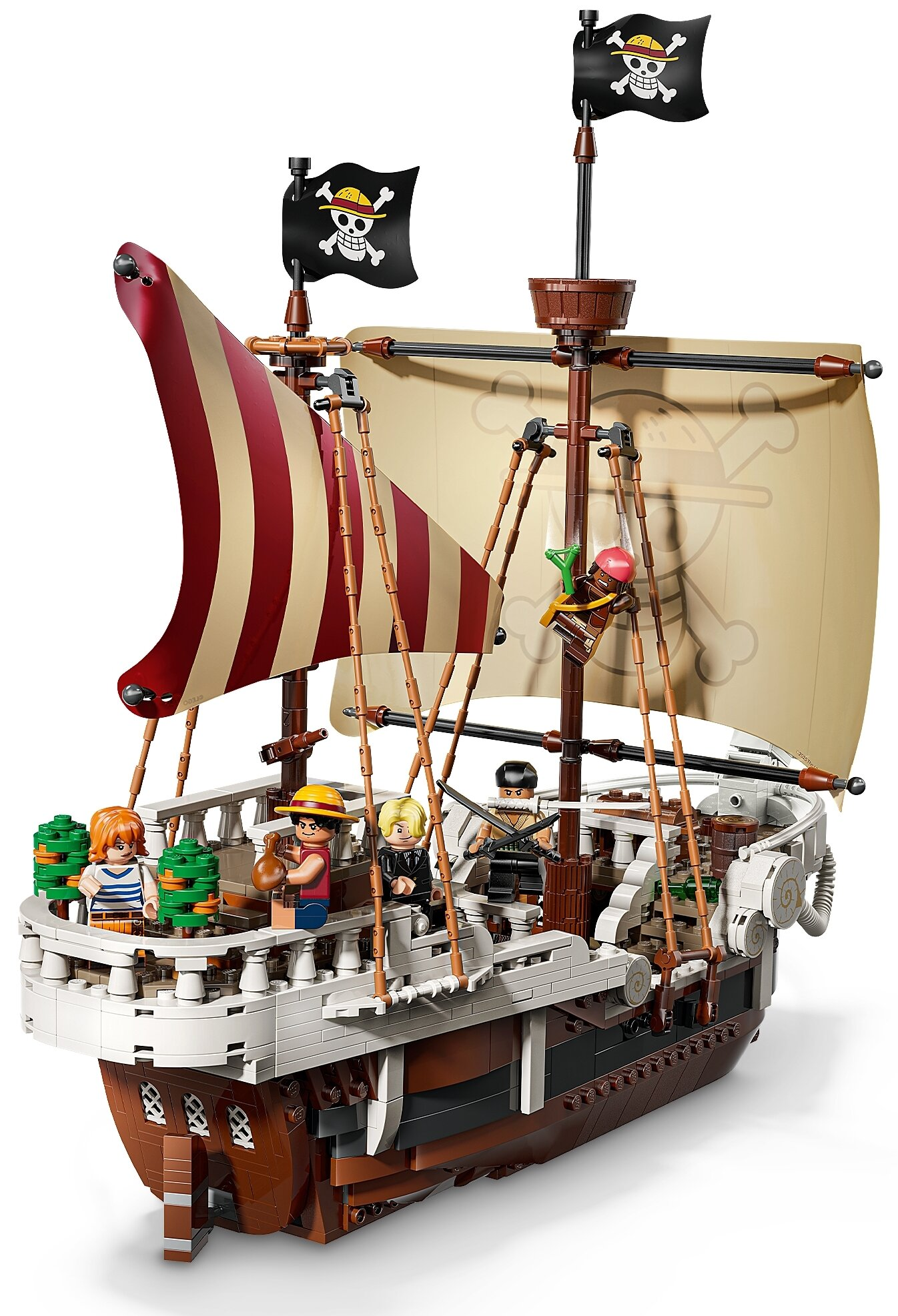 Statek piracki Lego z żaglami, flagami i figurkami. Żagle mają paski. Figurki obejmują piratów. Statek jest brązowy i biały.