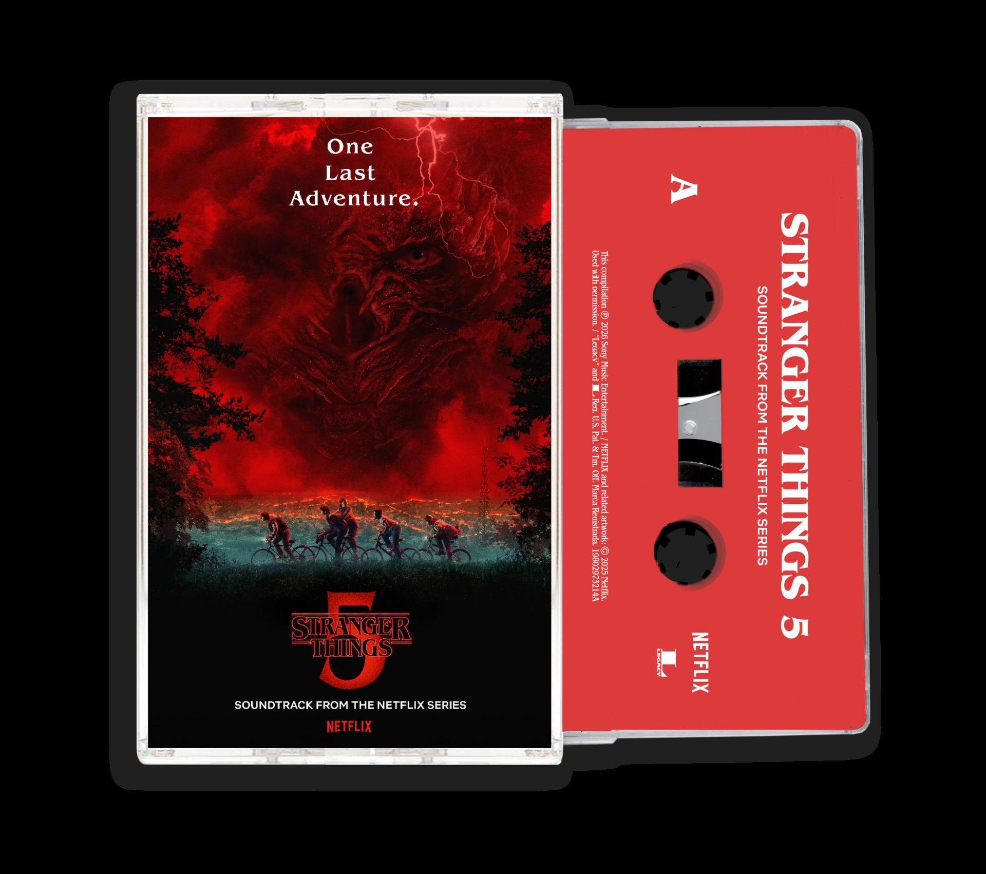 Kassettenband für den Stranger Things 5-Soundtrack. Rotes und schwarzes Design mit Serientitel und Figuren auf Fahrrädern.