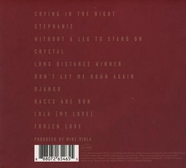 Albumcover mit Songtiteln und Barcode. Hintergrund ist dunkelrot. Songtitel sind hell gefärbt.